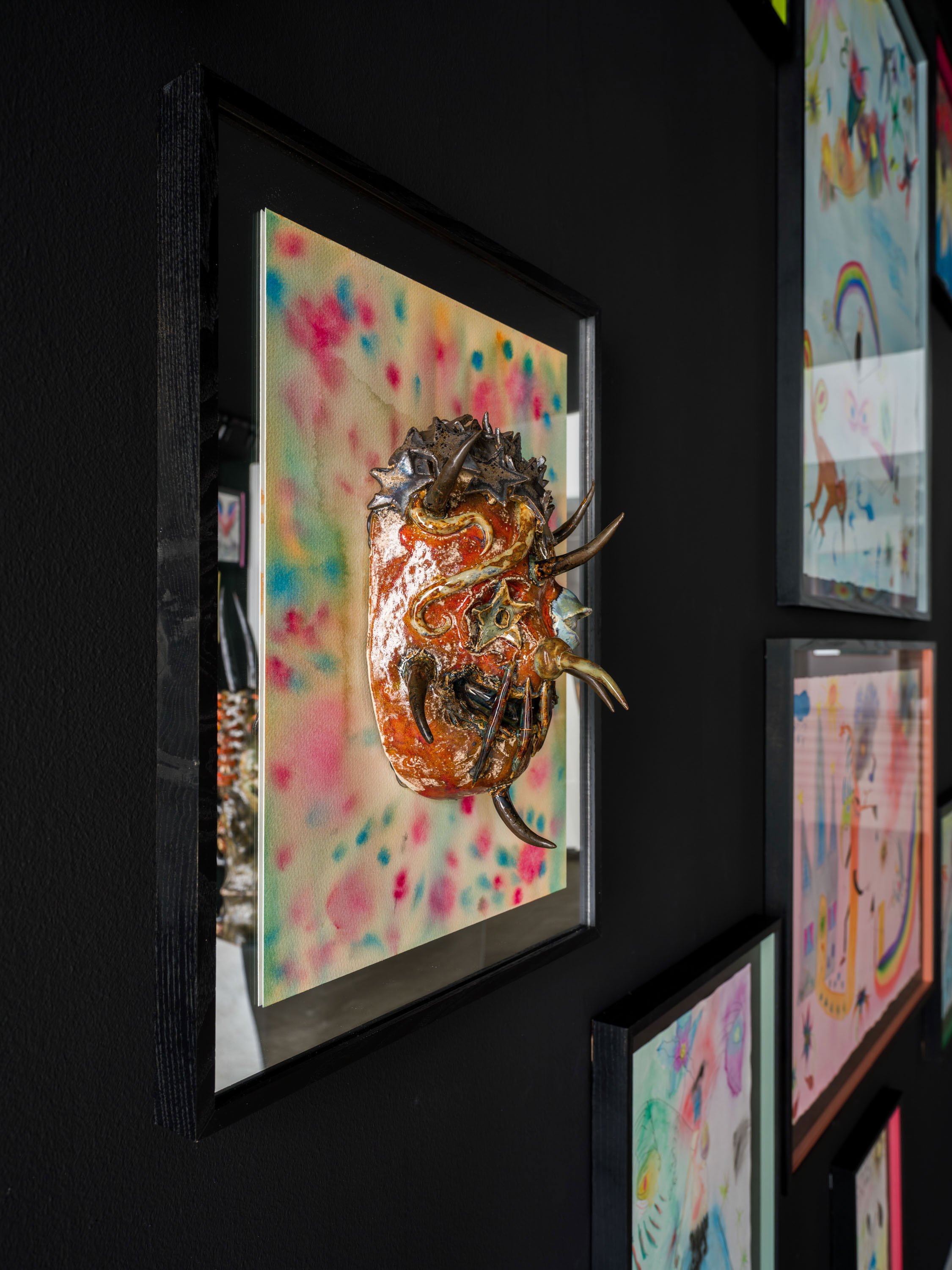 Installationsview fra udstillingen AKRYLLA. Foto: Andreas Bastiansen / Skitsehandlen.