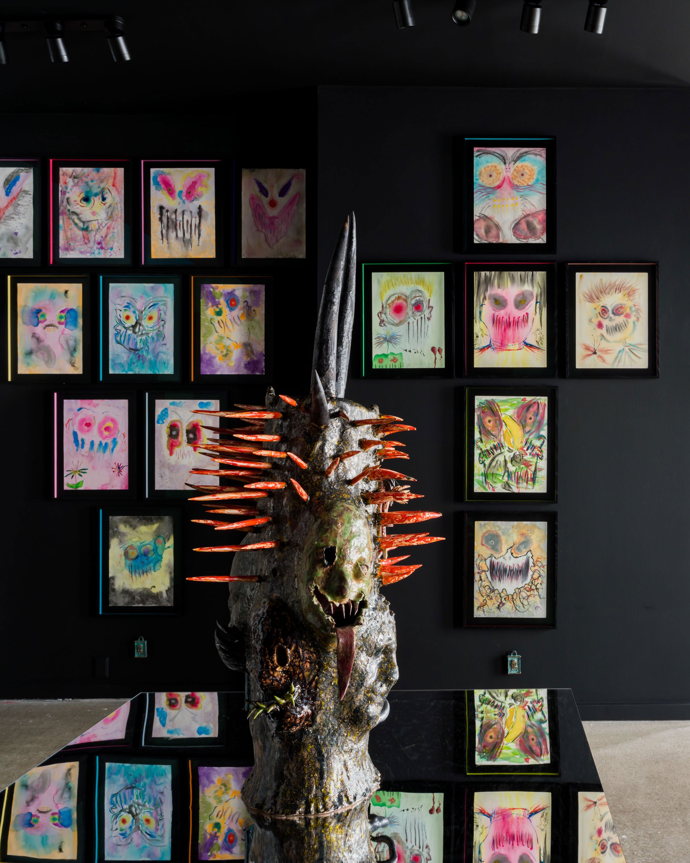 Installationsview fra udstillingen AKRYLLA. Foto: Andreas Bastiansen / Skitsehandlen.