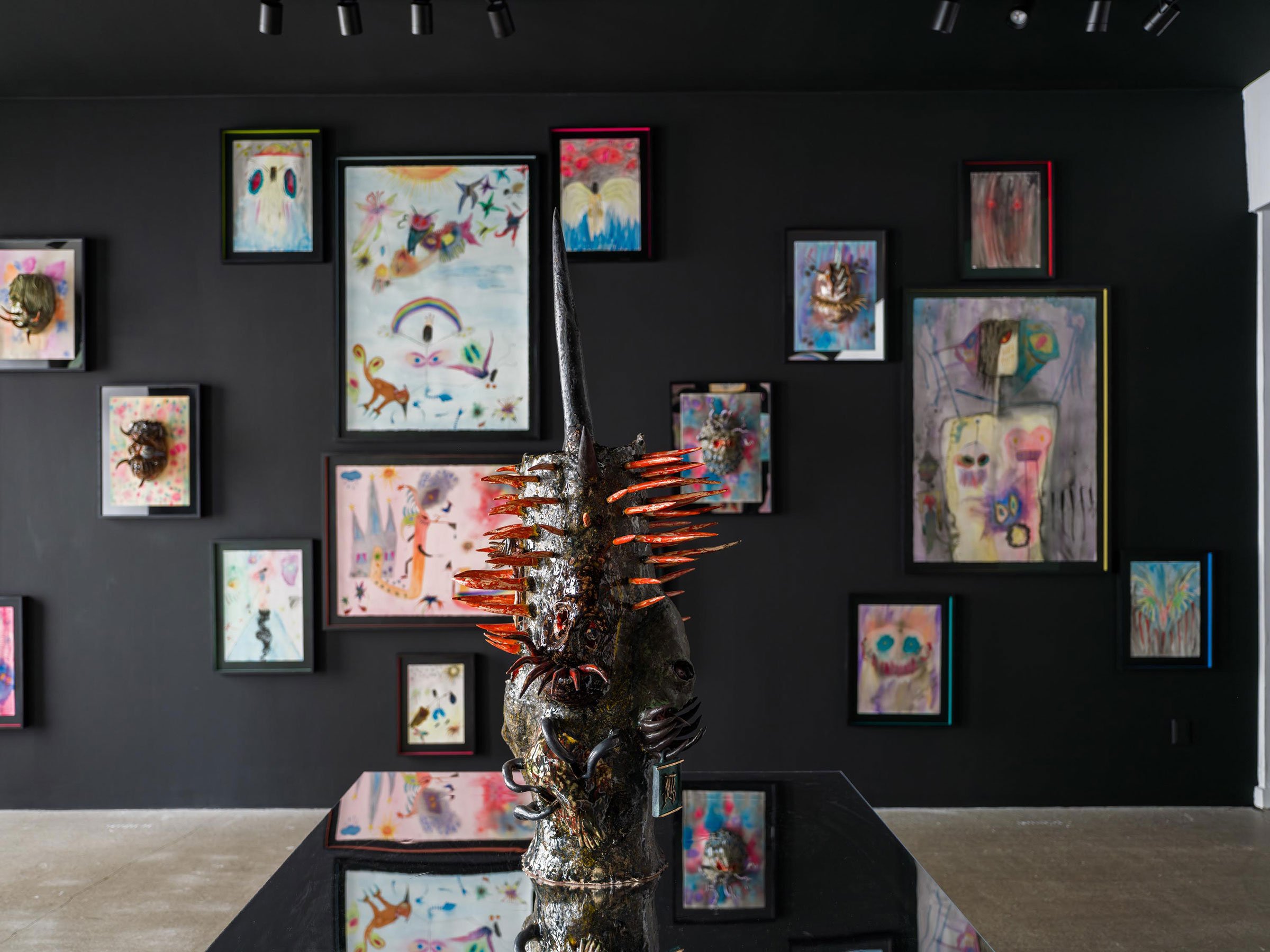 Installationsview fra udstillingen AKRYLLA. Foto: Andreas Bastiansen / Skitsehandlen.