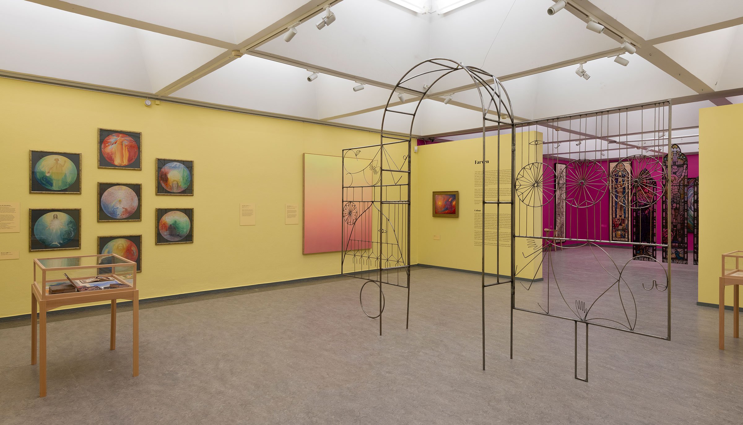 View fra udstillingen <i>At male det usynlige</i>. Foto: Lars Bay.