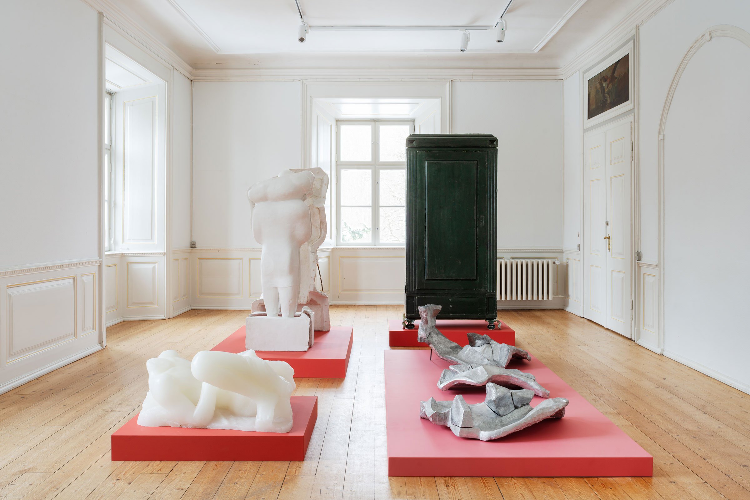 <i>Follow, Follow, Follow</i>, 2022, <i>Aflukke</i>, 1997, <i>Erotic of Unknown Origin</i>, 2018/2024 og <i>Space Oddity</i>, 2018 af Tina Maria Nielsen. Foto: Jacob Friis-Holm Nielsen.