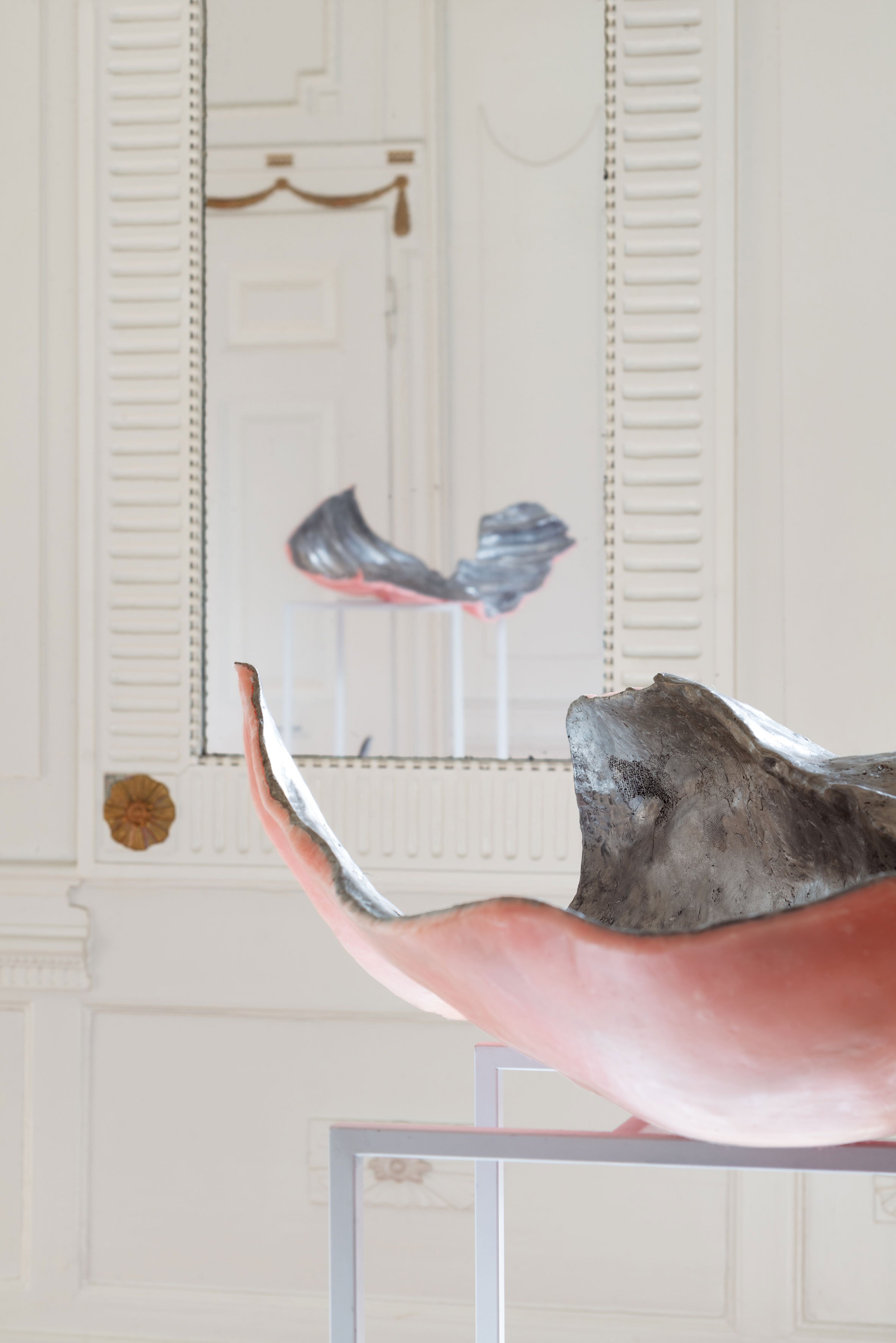 <i>Triade #3</i>, 2024 og <i>Triade #1</i>, 2024 af Tina Maria Nielsen. Foto: Jacob Friis-Holm Nielsen.