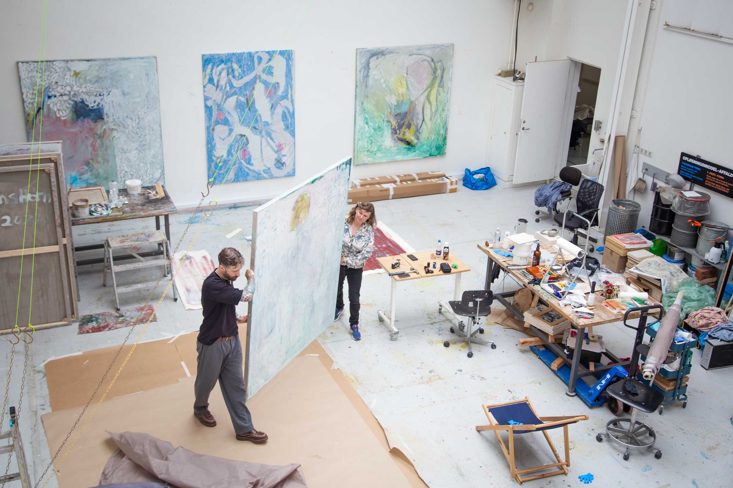 Statens Værksteder huser enorme atelierer, hvor store udstillinger kan produceres. Her er det kunstnerne Agnete Bertram og Simon Ganshorn, som er i proces. Foto: Rita Blue