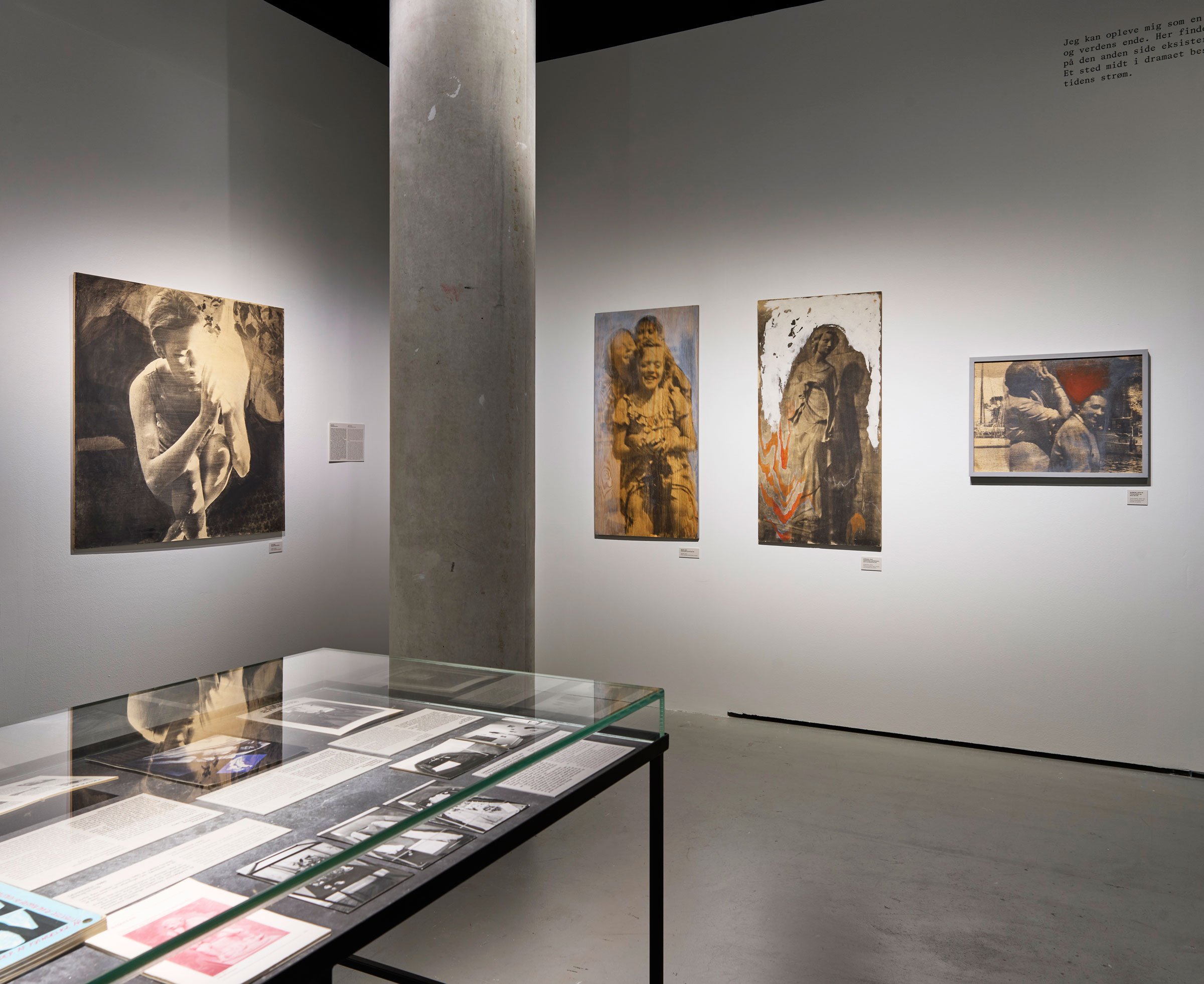 Installationsfoto fra udstillingen <i>Jytte Rex – Drømmen og den rasende latter</i> i Den Sorte Diamant – Det Kgl. Bibliotek. Foto: Anders Sune Berg.