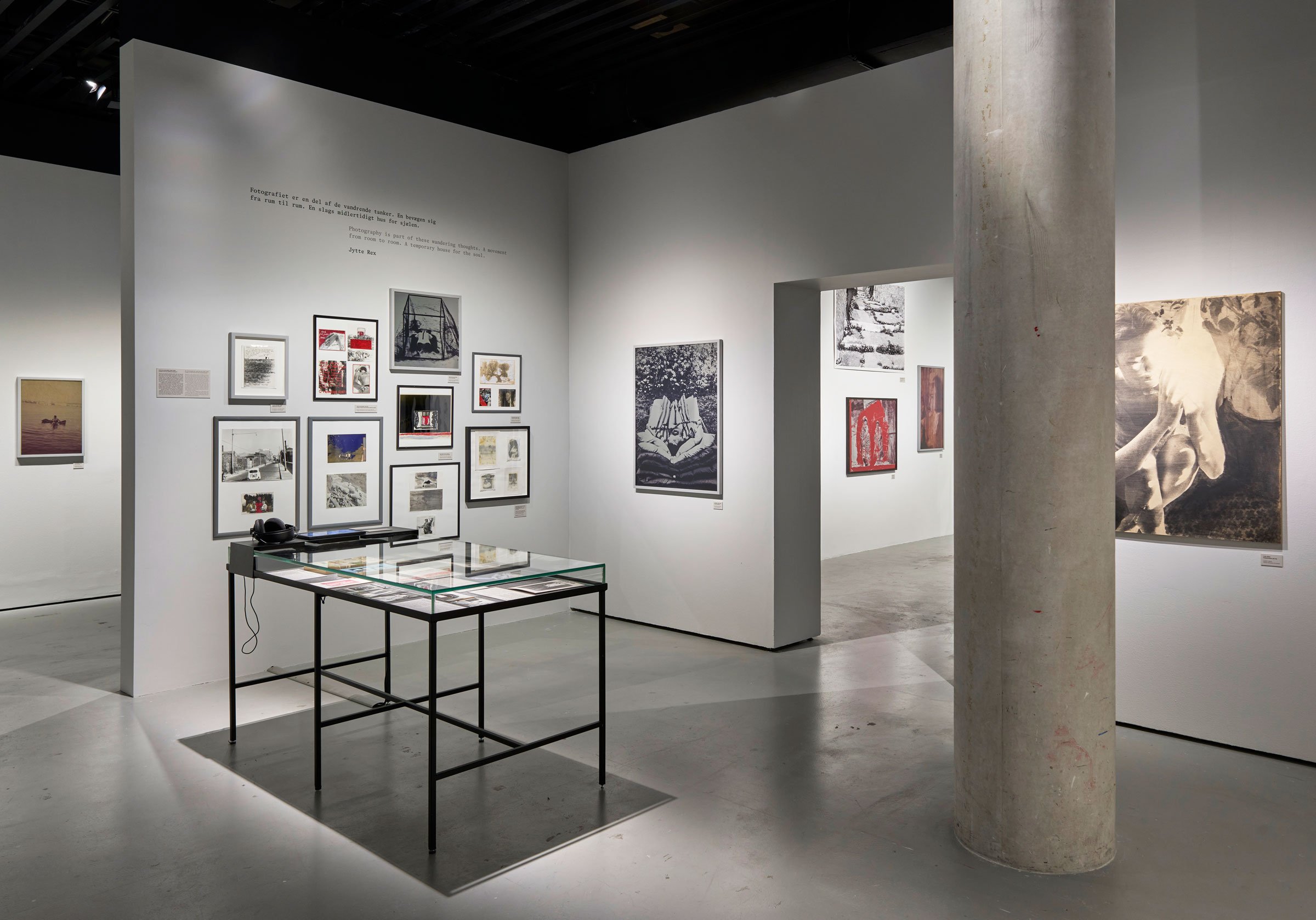 Installationsfoto fra udstillingen <i>Jytte Rex – Drømmen og den rasende latter</i> i Den Sorte Diamant – Det Kgl. Bibliotek. Foto: Anders Sune Berg.