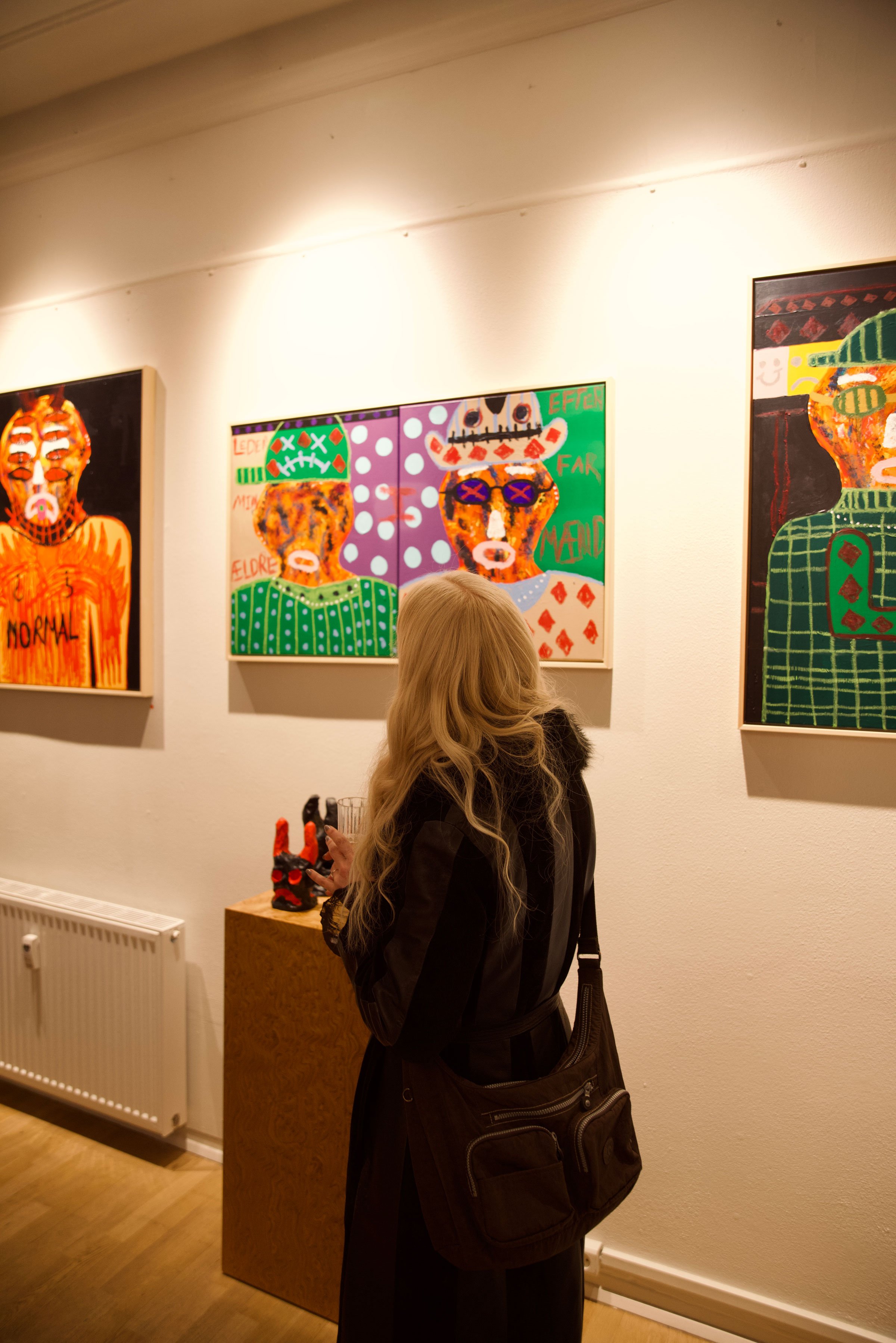 Fra udstillingsåbningen af Haidar Ansari og T.Ankers  <i>GUD BEVARE DE GRIMME BØRN</i>. Foto: Josephine Celine.