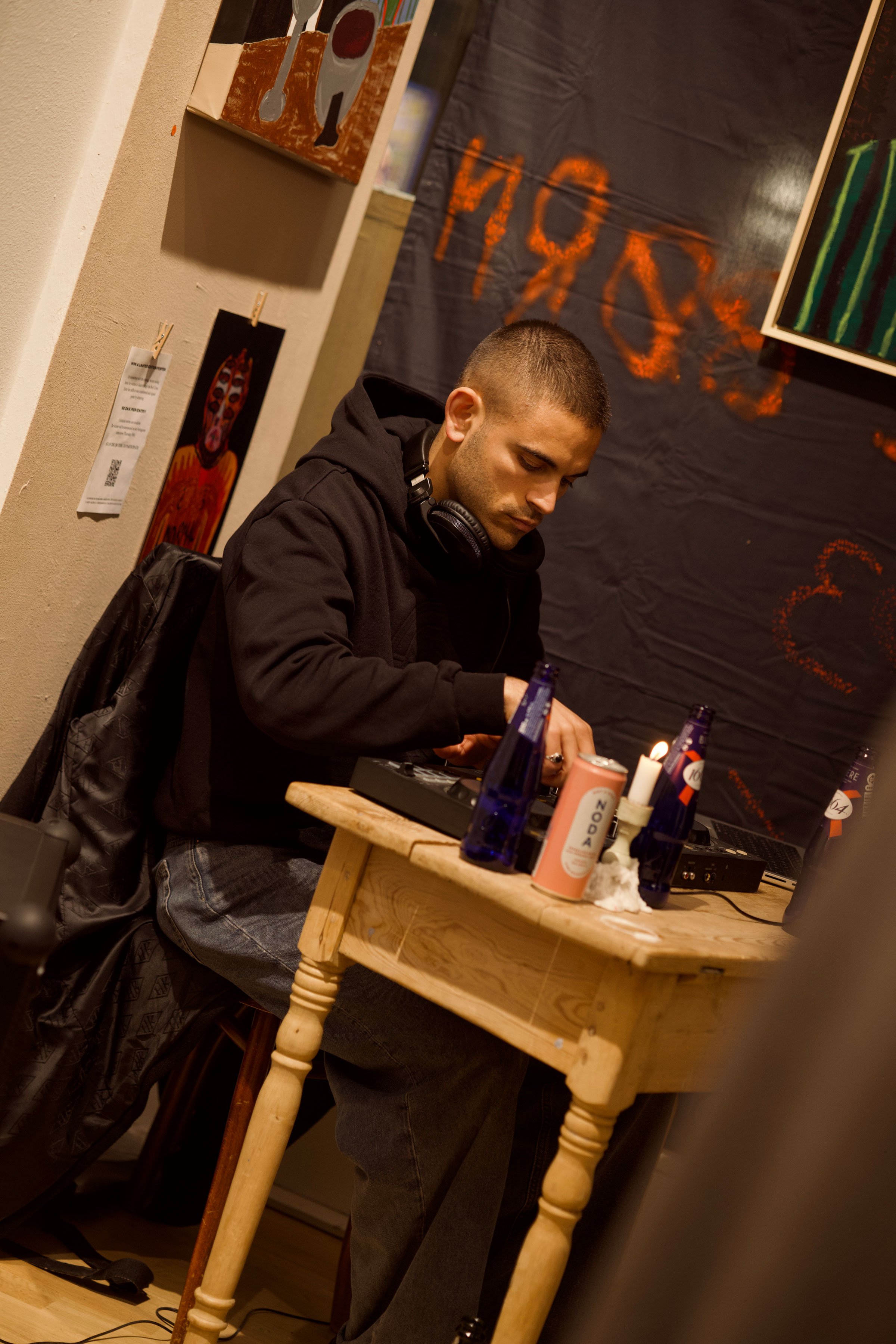 Fra udstillingsåbningen af Haidar Ansari og T.Ankers  <i>GUD BEVARE DE GRIMME BØRN</i>. Foto: Josephine Celine.