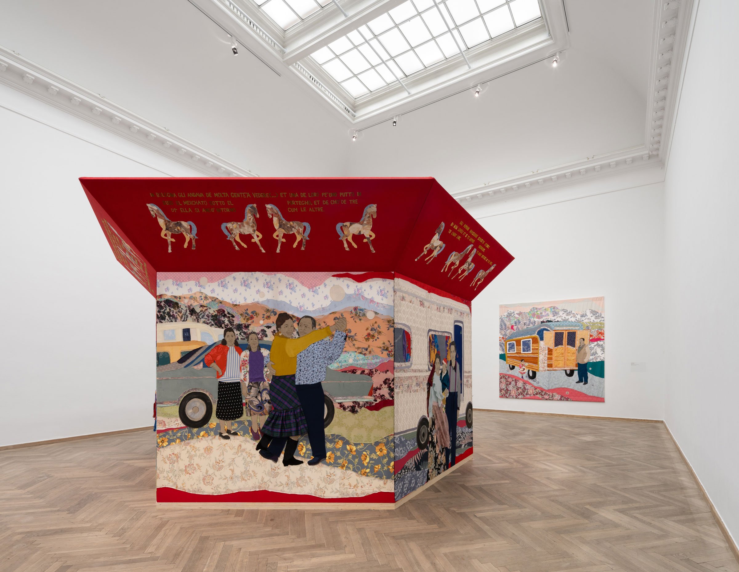 View fra udstillingen <i>Pani, so tradeł / Water that Wanders</i> af Małgorzata Mirga-Tas. Foto: David Stjernholm.