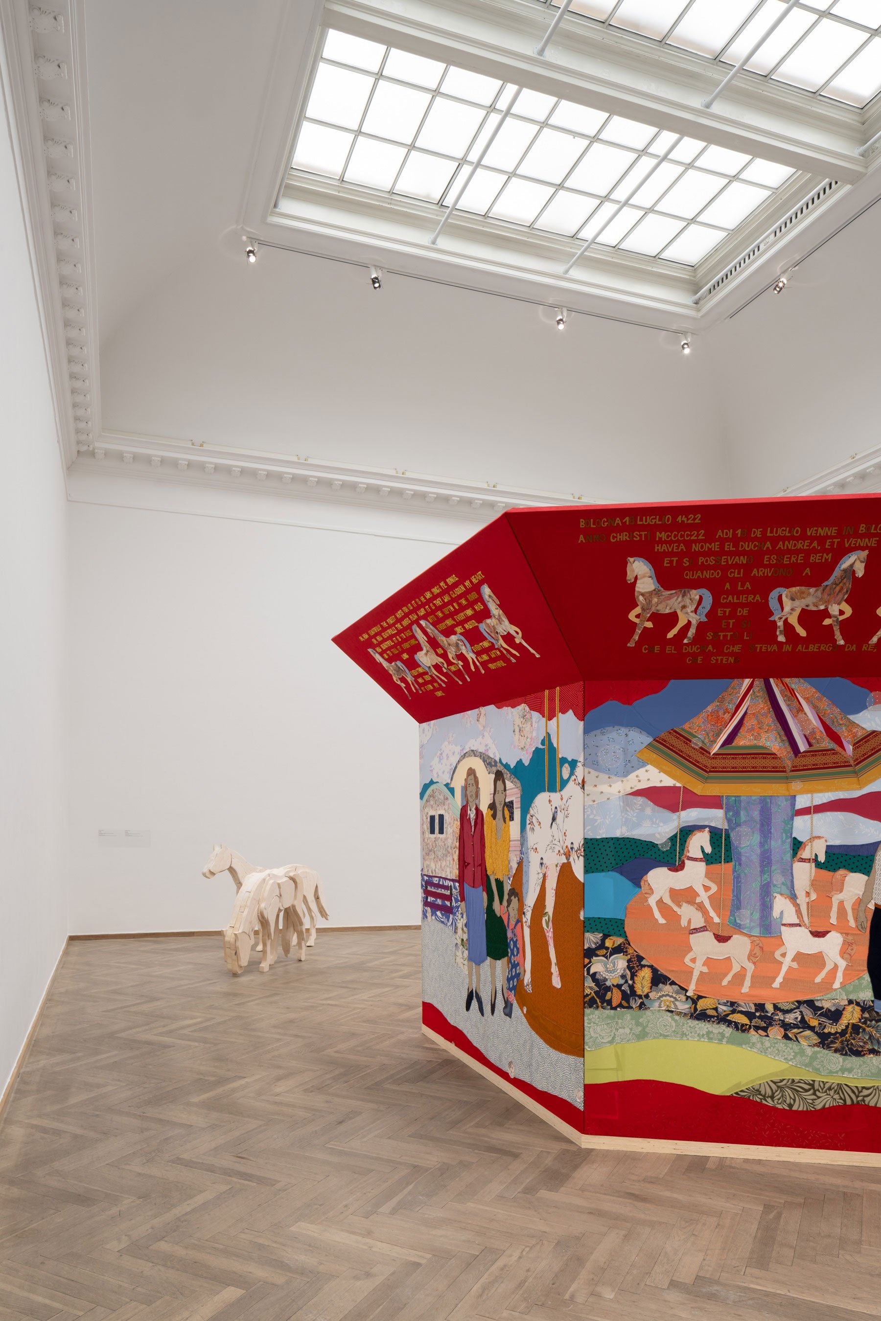 View fra udstillingen <i>Pani, so tradeł / Water that Wanders</i> af Małgorzata Mirga-Tas. Foto: David Stjernholm.