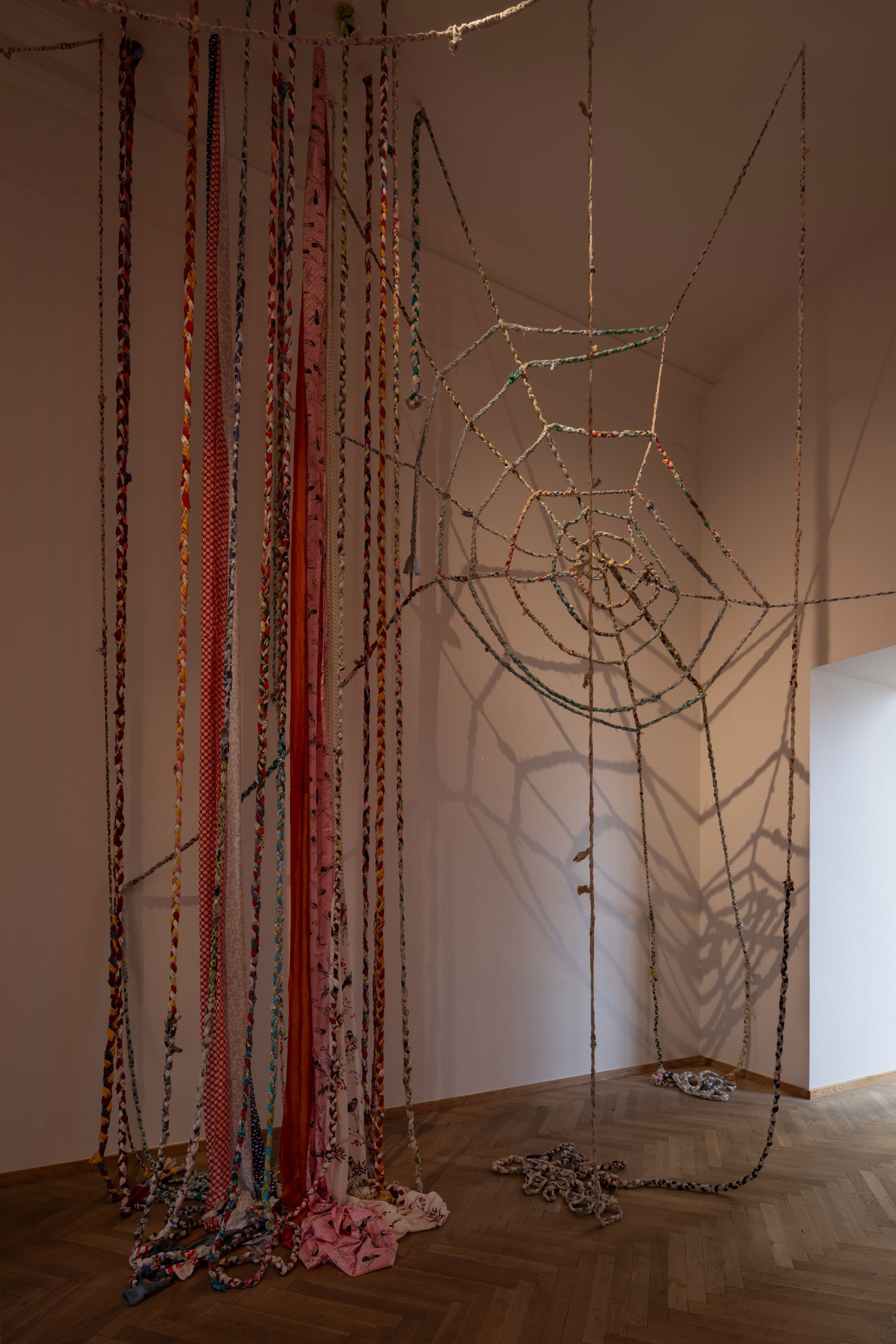 View fra udstillingen <i>Pani, so tradeł / Water that Wanders</i> af Małgorzata Mirga-Tas. Foto: David Stjernholm.