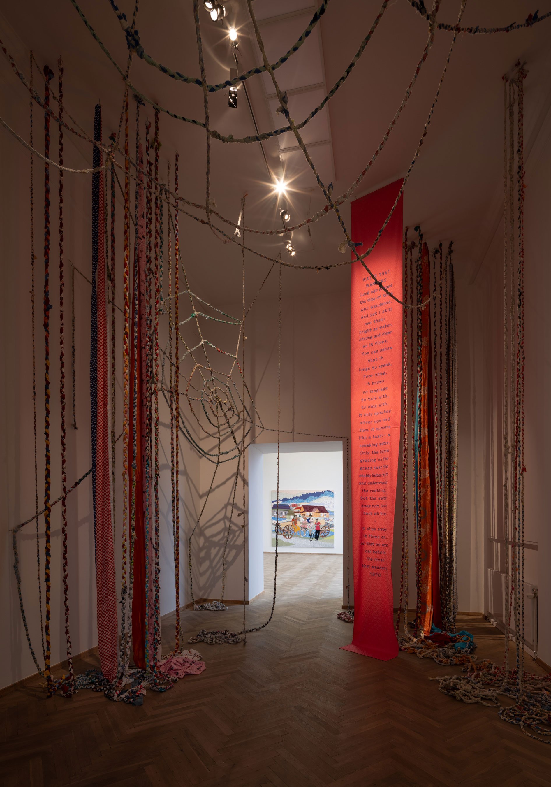View fra udstillingen <i>Pani, so tradeł / Water that Wanders</i> af Małgorzata Mirga-Tas. Foto: David Stjernholm.