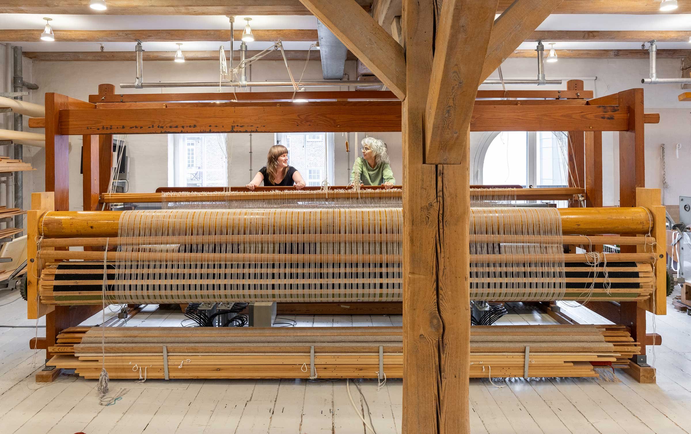 Når de store væve er i gang, runger det gennem hele huset. Foto Ole Akhøj