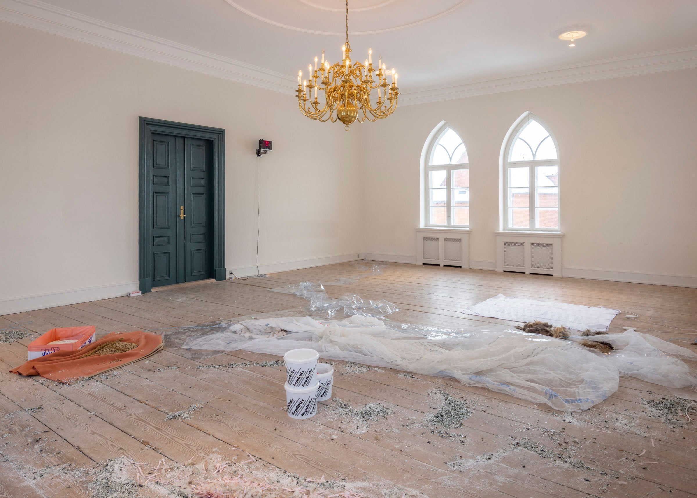 Installationsview fra udstillingen af Jason Dodge og Elena Narbutaitė. Foto: Malle Madsen.