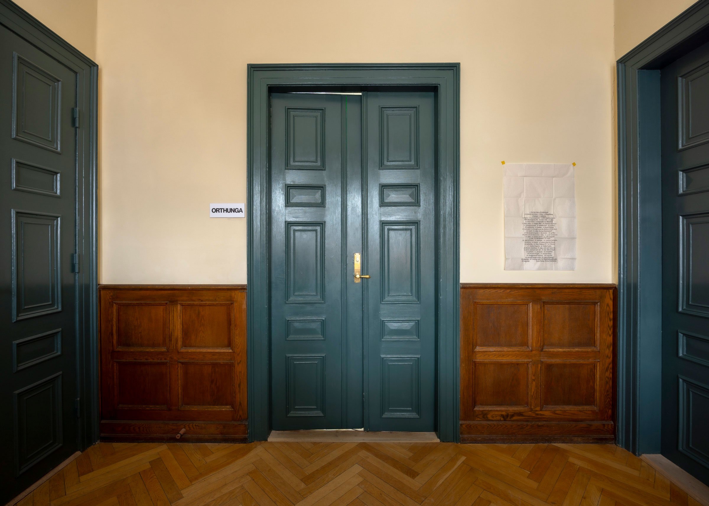 Installationsview fra udstillingen af Jason Dodge og Elena Narbutaitė. Foto: Malle Madsen.