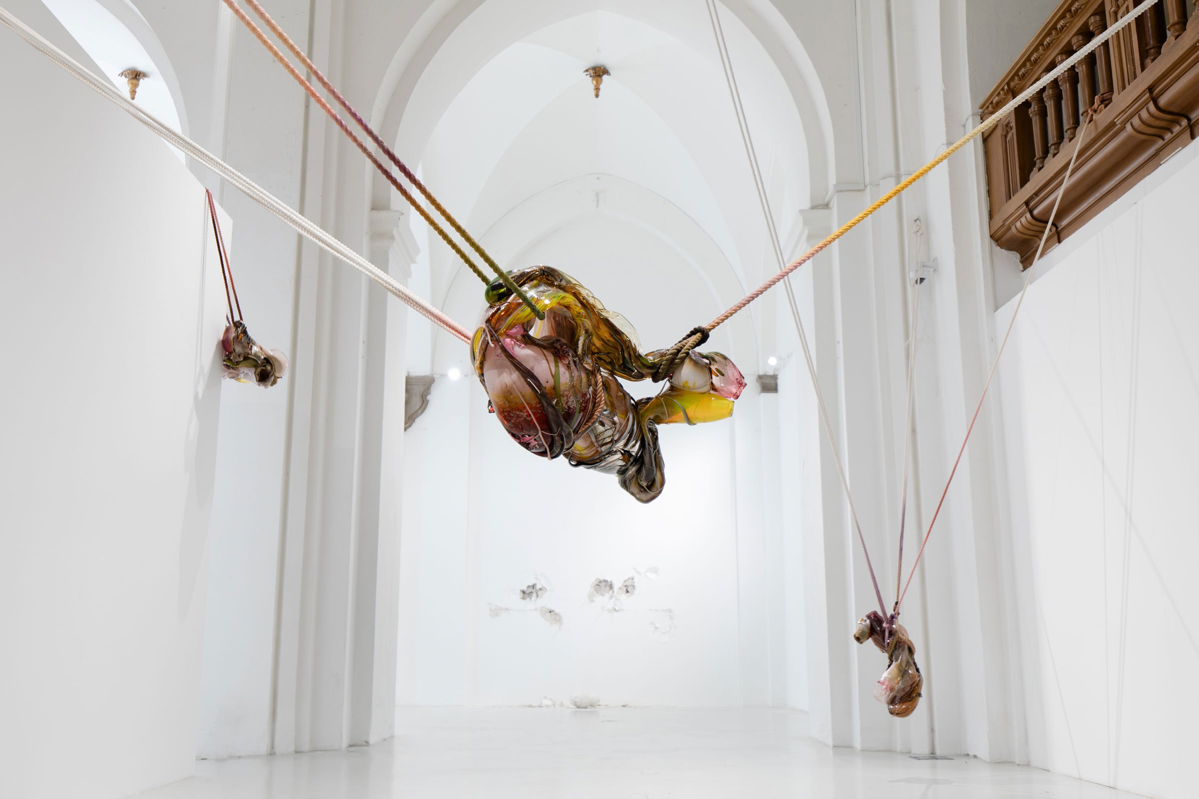 Installationsview fra udstillingen <i>I’m Sorry, This Space Is Reserved</i> på Nikolaj Kunsthal i 2024. Foto: Mads Holm