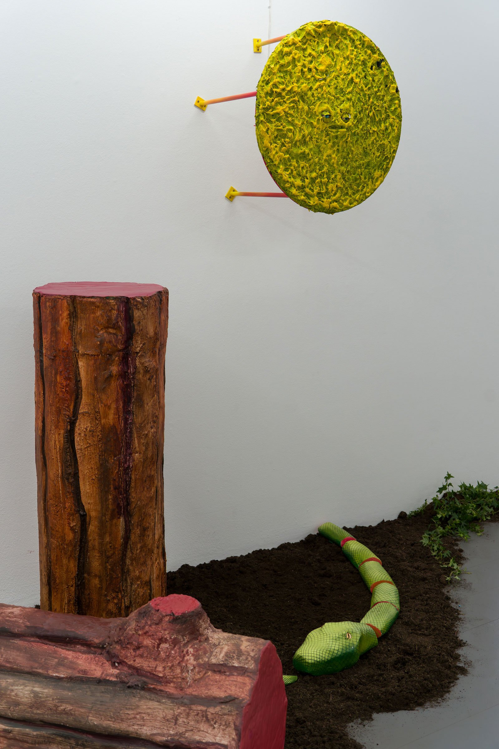 Malin Arnedotter Bangtsson: <i>Træstubbene</i>, 2026; <i>Slangen</i>, 2023; <i>Månen</i>, 2022. Foto: Pernille Emilia Kjær.