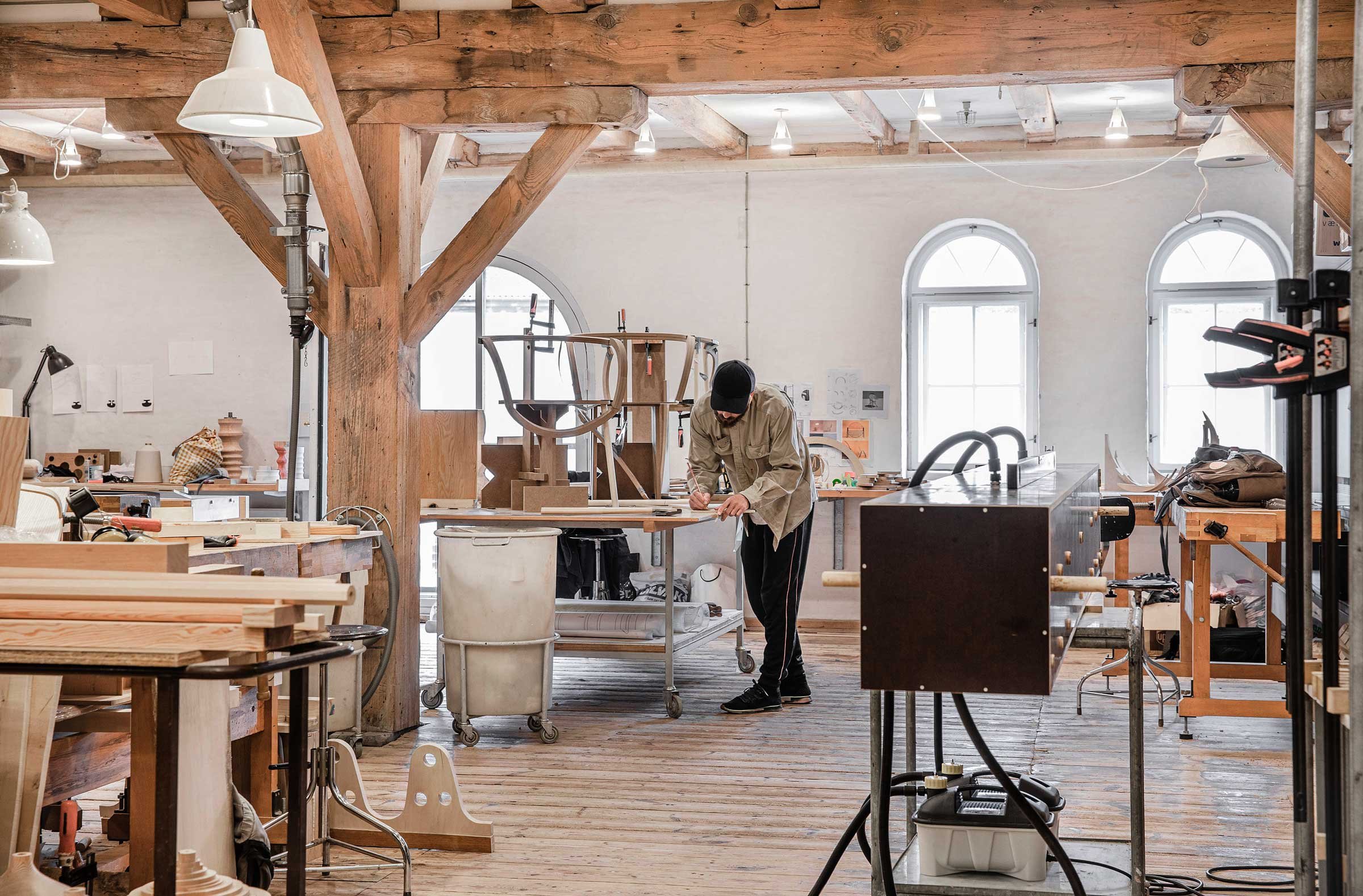 Træværkstedet er et af de mest travle steder i bygningen. Her arbejder billedkunstnere, møbelarkitekter og snedkere side om side. Foto: svfk