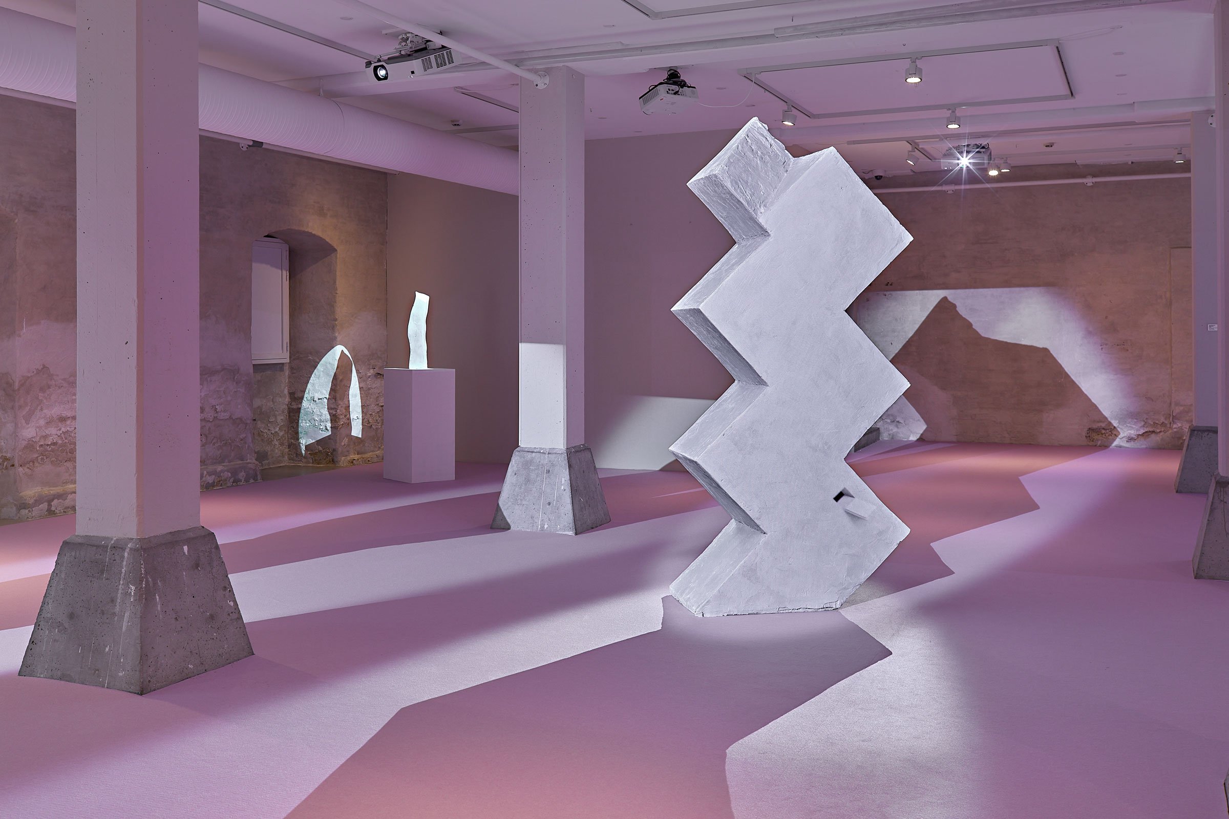 Egill Sæbjörnsson: <i>Macho sculpture from the 80s</i>, 2022. Foto: Chris Calmer.
