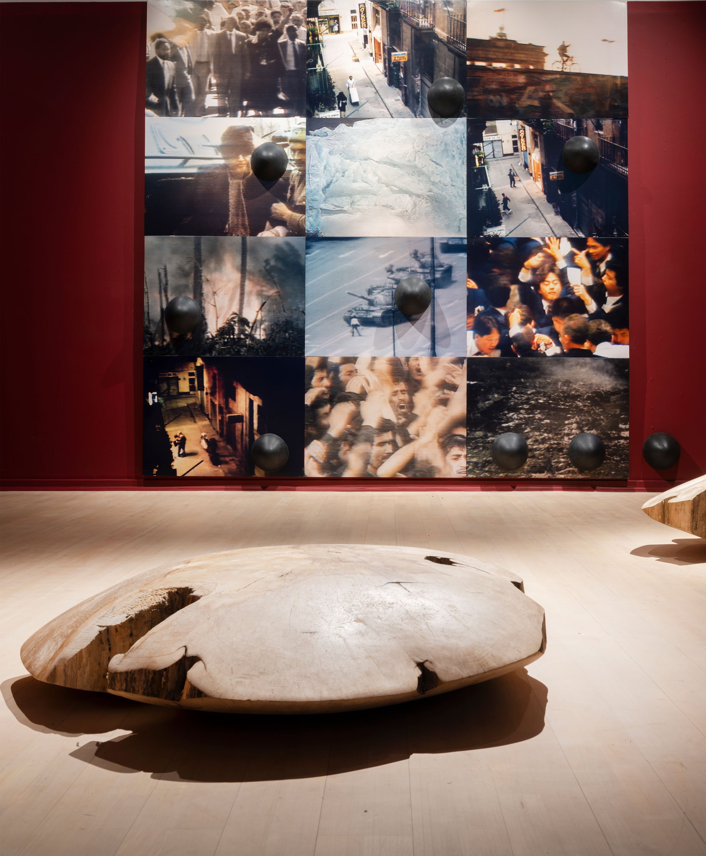 Eva Koch: <i>12 glimt 9 punkter</i>, 1990 og <i>etc håndholdt</i>, 2023. Foto: Torben E. Meyer.