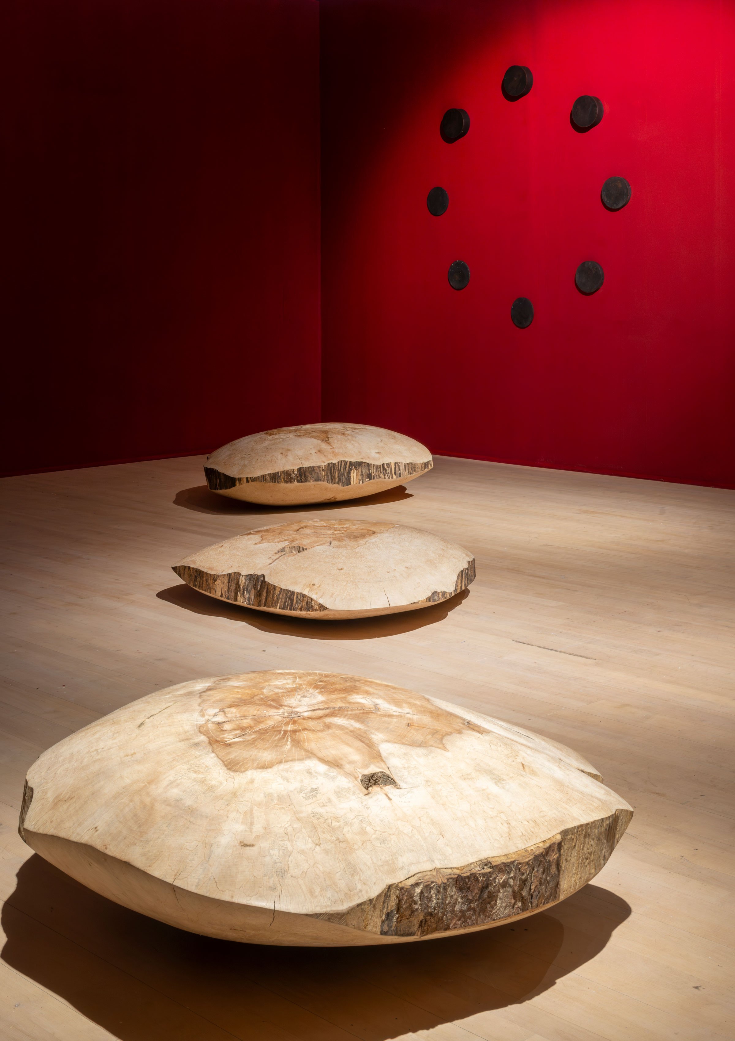 Eva Koch: <i>etc håndholdt</i>, 2023 og <i>Teruels Stjerne</i>, 2015. Foto: Torben E. Meyer.