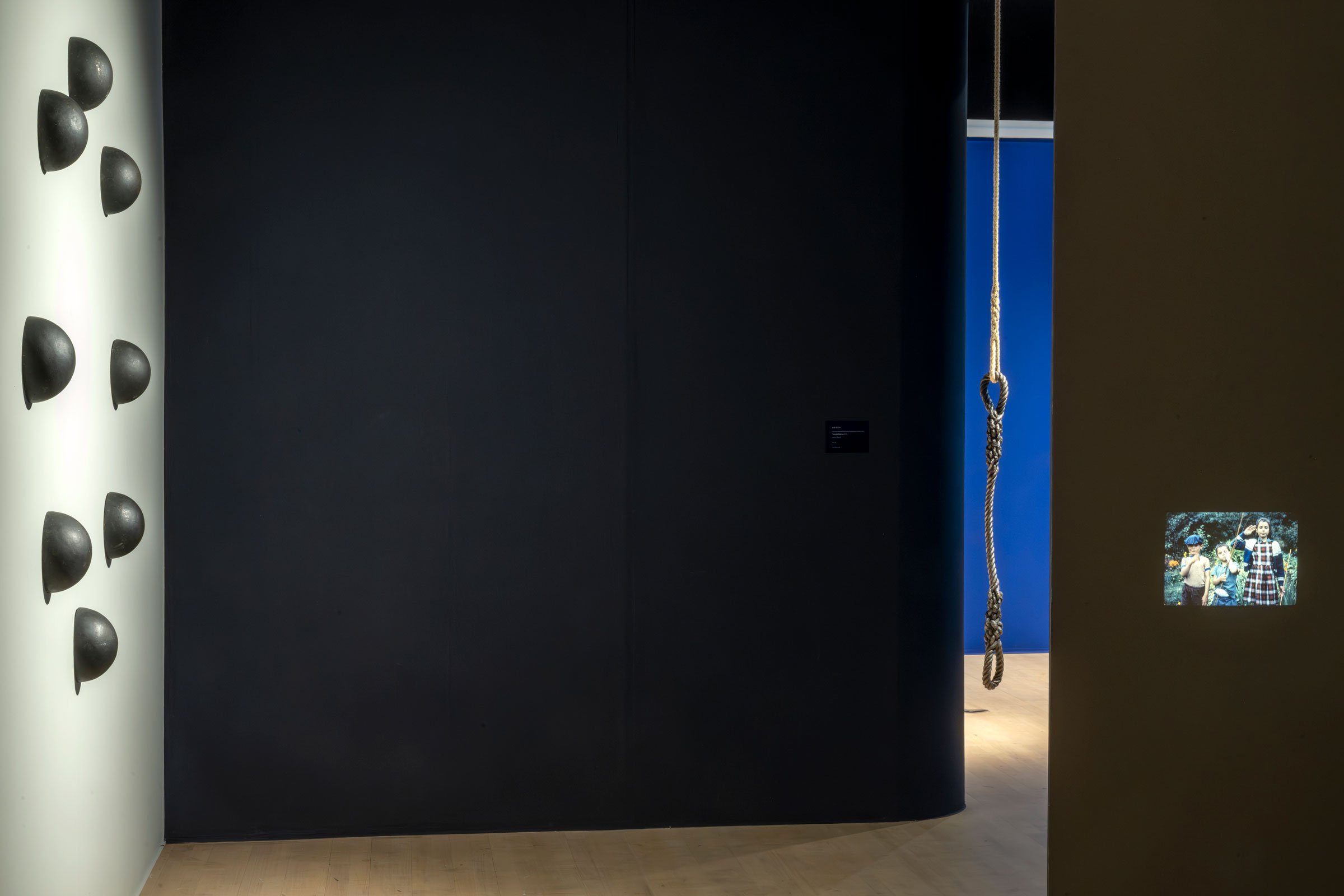 View fra udstillingen <i>BEGGE SIDER NU</i>. Foto: Torben E. Meyer.