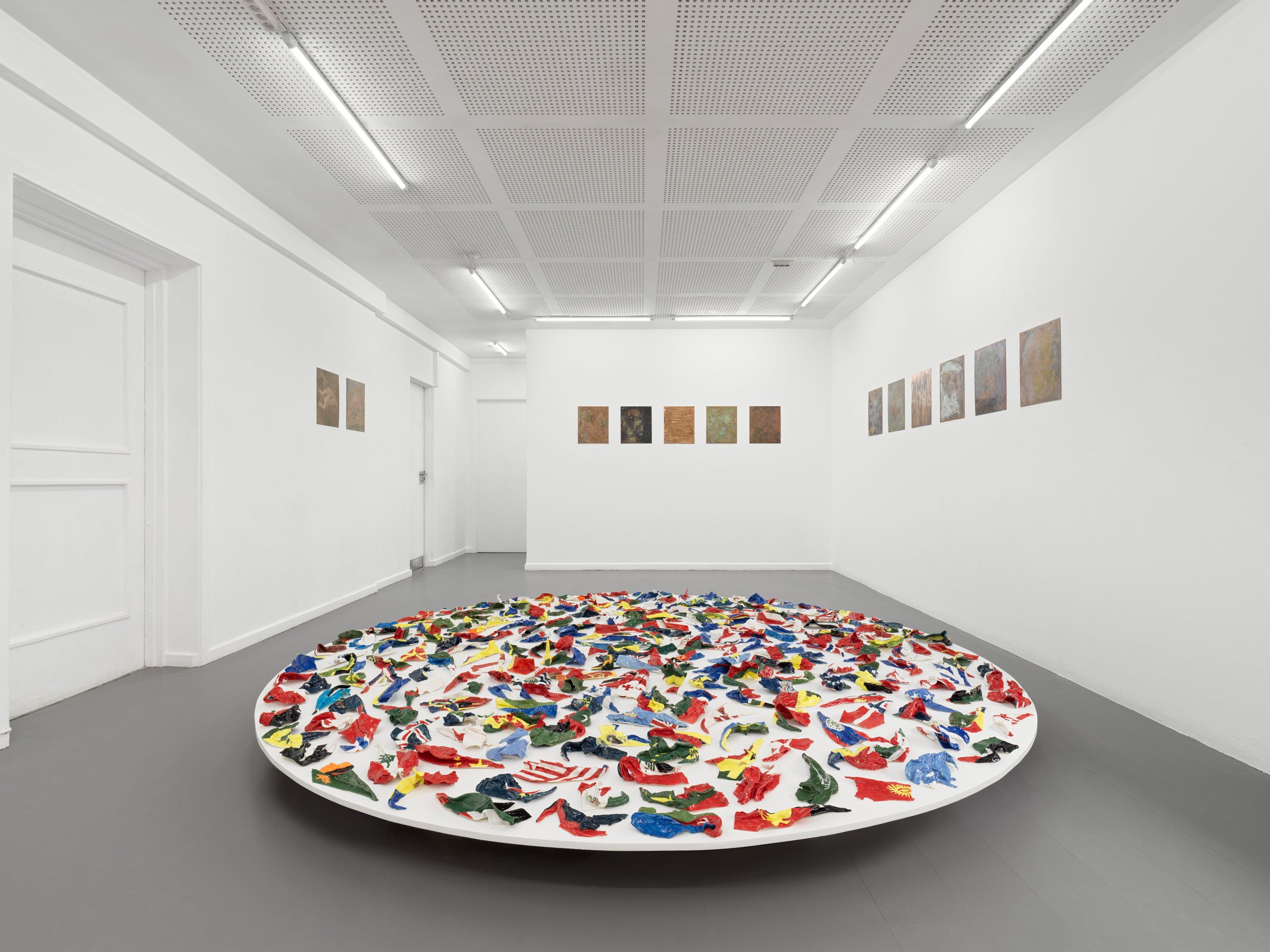 Anne Langgaard: <i>Foldede Nationer</i>, installationsview, Udstillingsstedet Sydhavn Station. Foto: Sofus Graau.