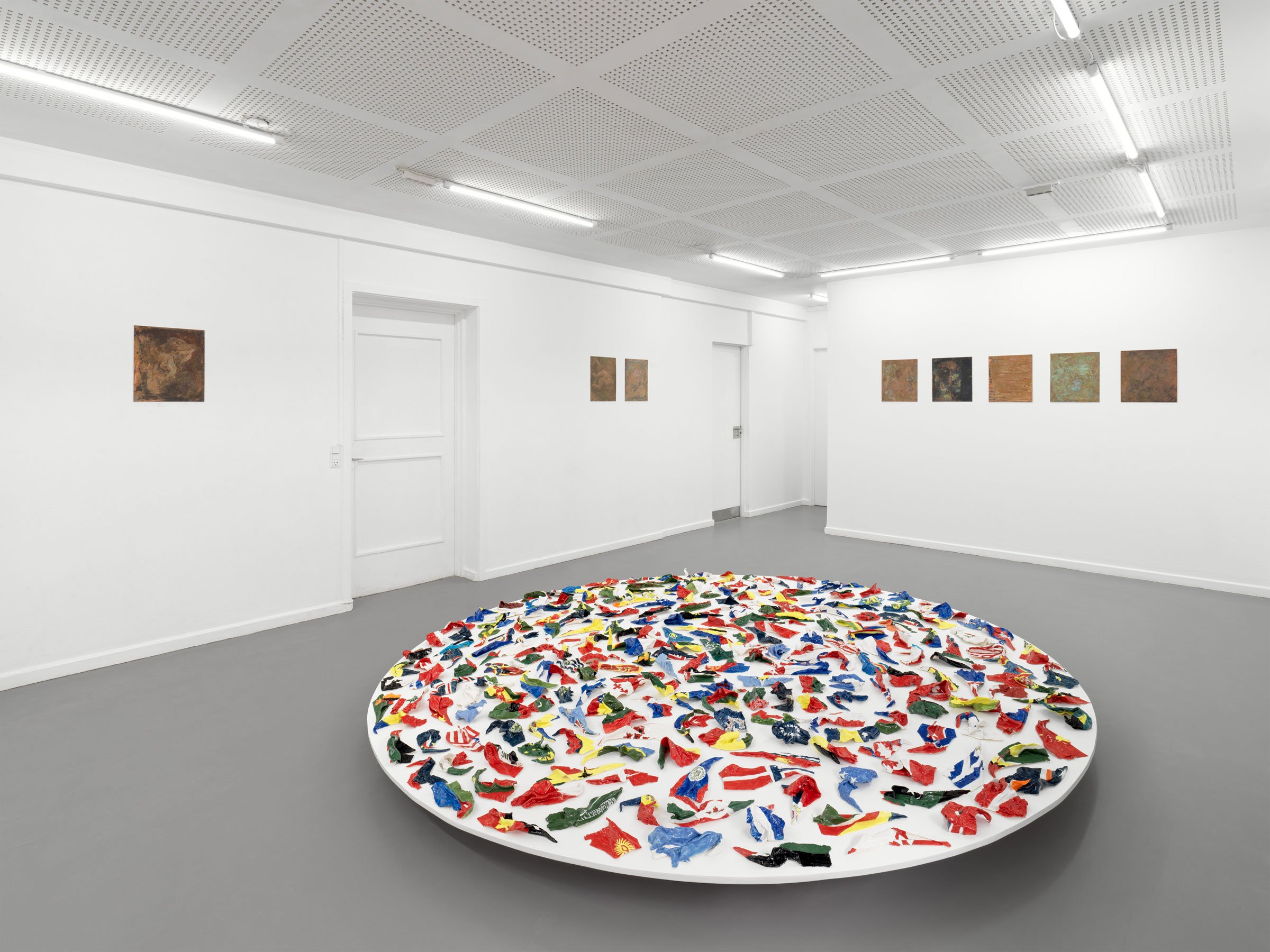 Anne Langgaard: <i>Foldede Nationer</i>, installationsview, Udstillingsstedet Sydhavn Station. Foto: Sofus Graau.