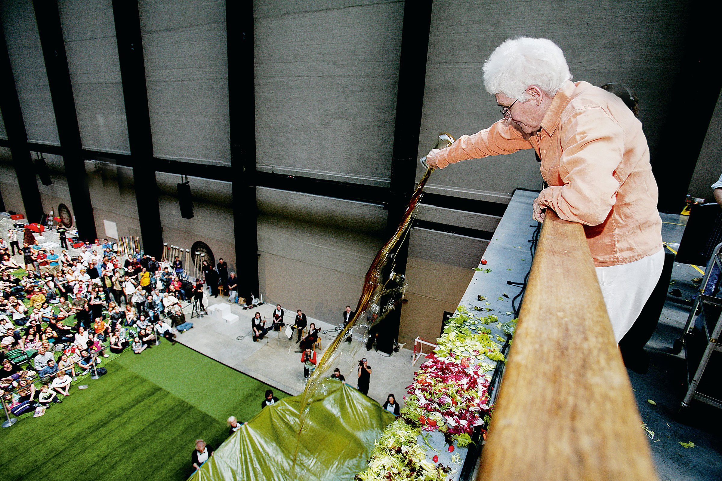 Performanceværket <i>Make a Salad</i> er blandt andet tidligere blevet opført på Tate Modern i London . Foto: Tate Photography 
