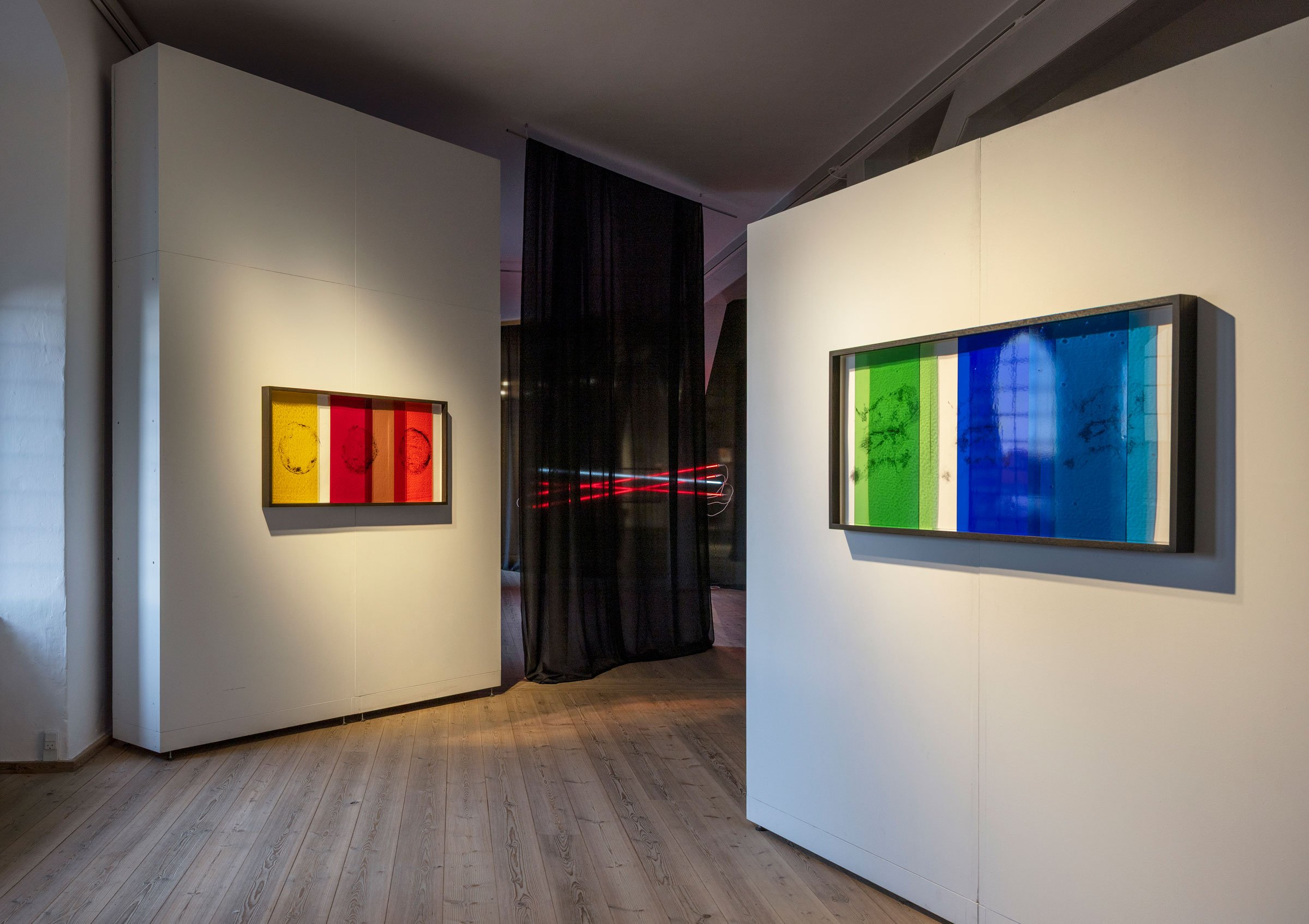 Fra udstillingen <i>EFTERGLØD. Samtaler om lys/i>, Rundetaarn, 2026. Med Laila Svensgaards værk <i>The Colorful Aftermath Of A Violent Stellar Death VII & VIII</i>. Foto: Johan Rosenmunthe</i>