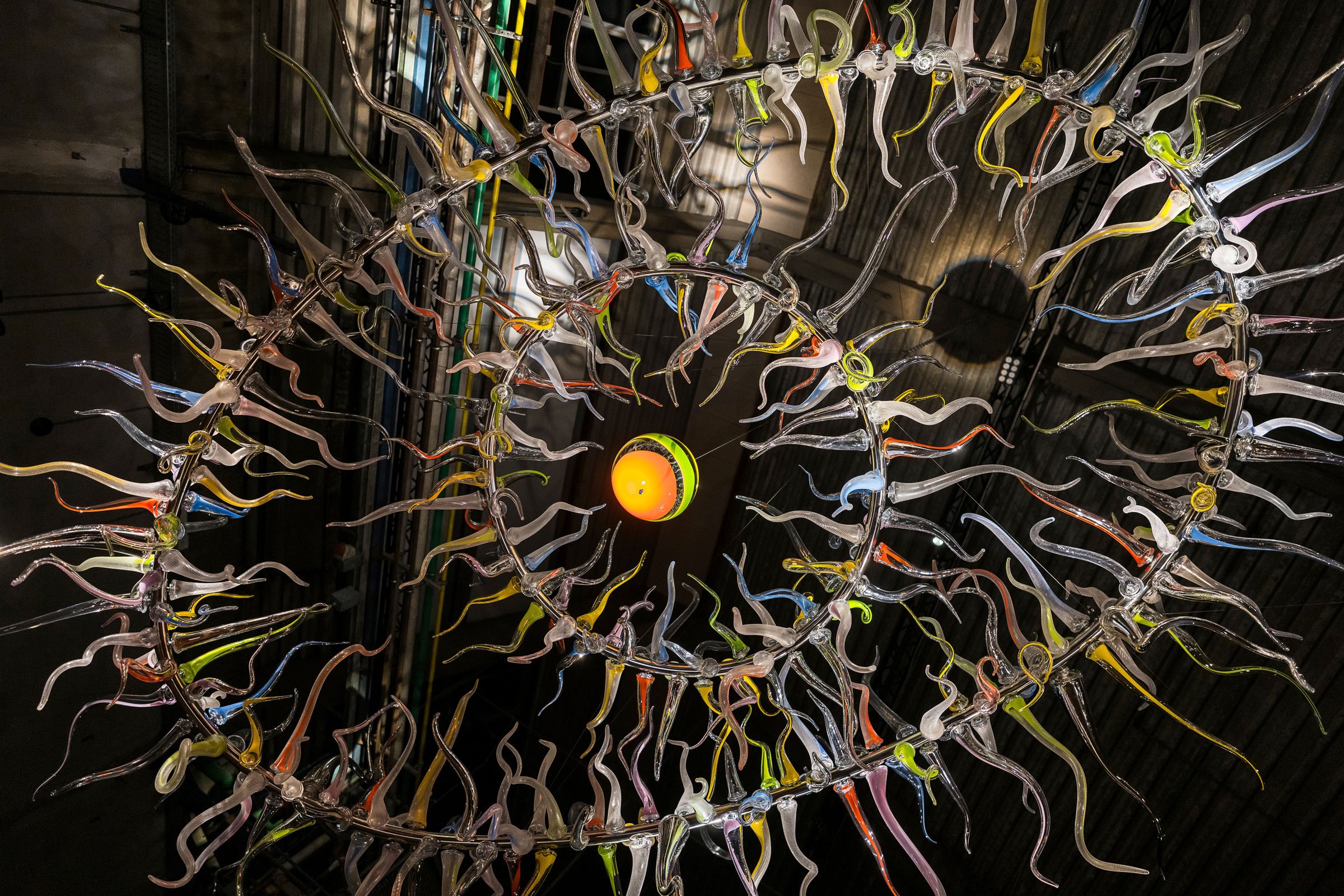 Esben Weile Kjær: <i>New Galaxy</i>, 2026. Fra udstillingen <i>VENINI - Murano x Holmegaard</i>. Foto: Thomas Lekfeldt