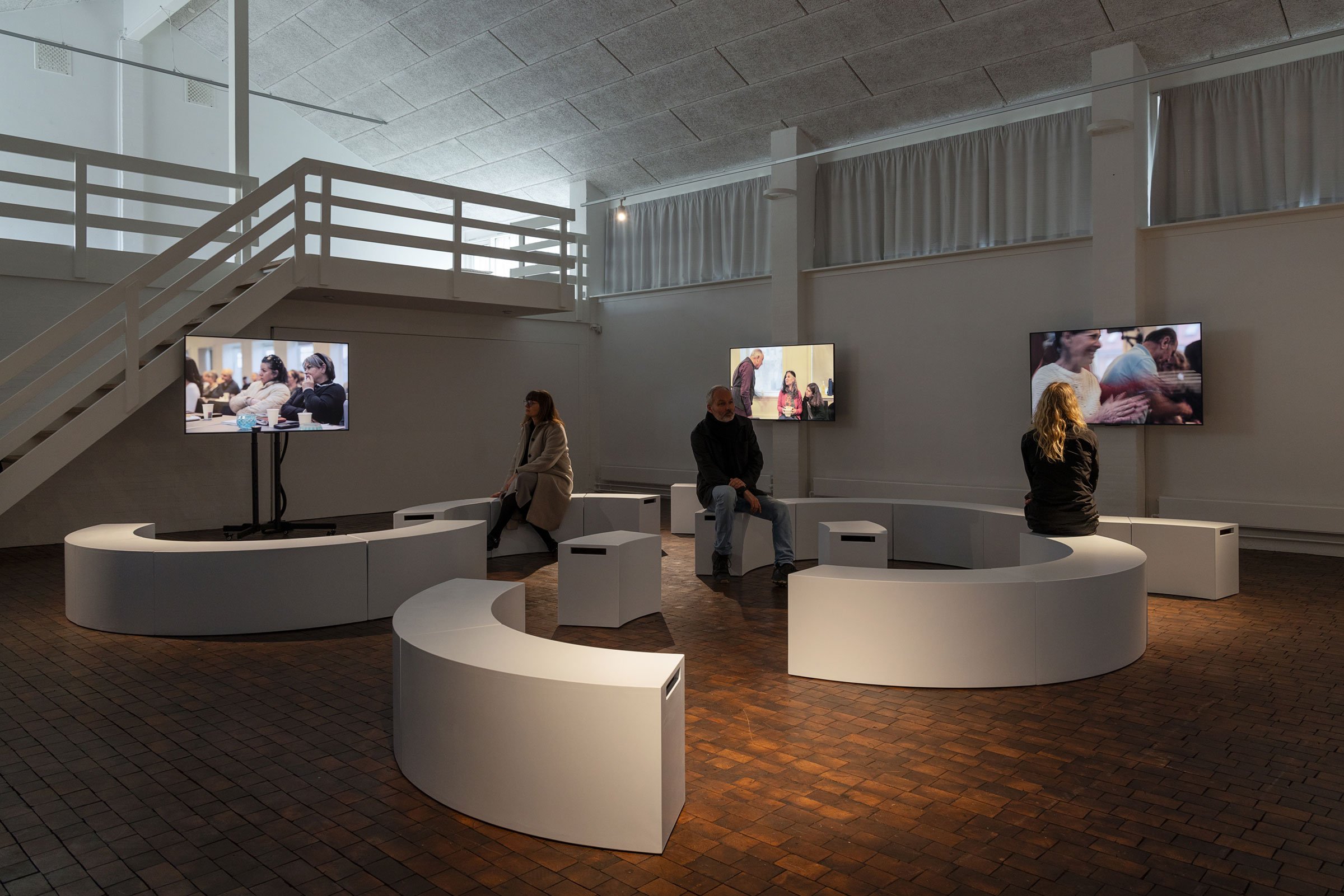 Ana Pavlović og Vladimir Tomić: <i>FOR:EN:ING</i>, 2026, installationsview. Foto: Frida Gregersen.