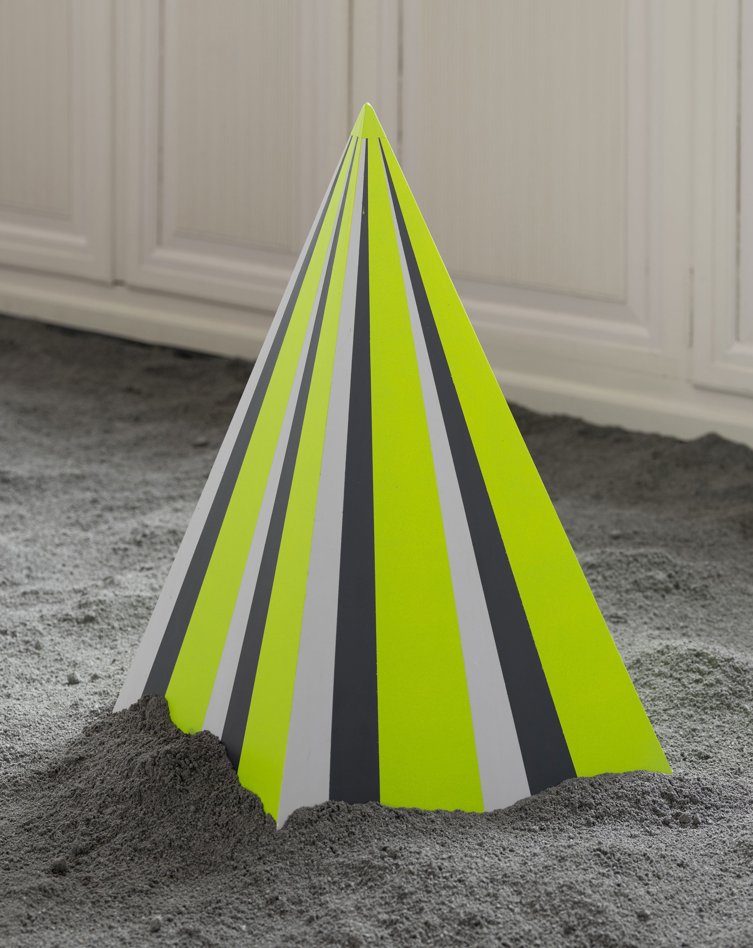 Asmund Havsteen-Mikkelsen: <i>pyramideskulptur</i>, 2026. Foto: David Stjernholm.