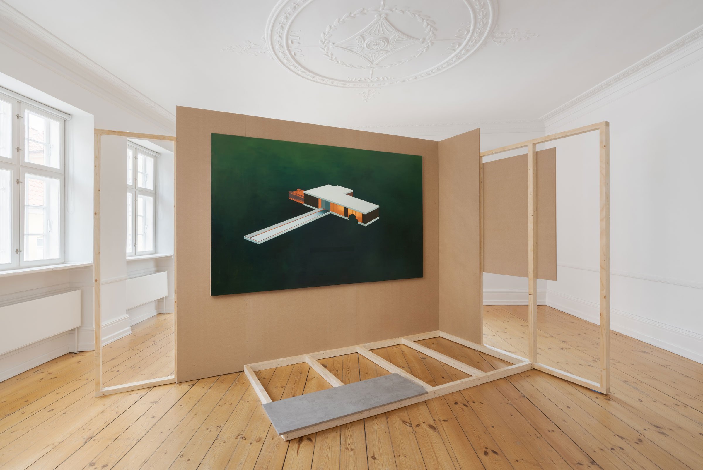 Asmund Havsteen-Mikkelsen: Installation med MDF, kertotræ og <i>Space Craft</i>, 2025. Foto: David Stjernholm.