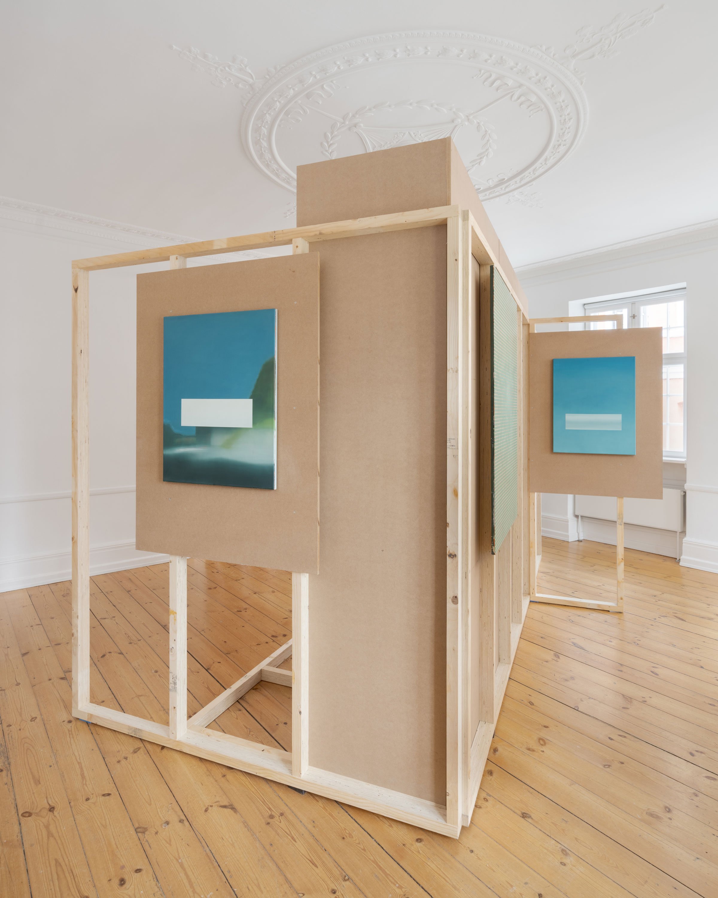 Asmund Havsteen-Mikkelsen: Installation med MDF, kertotræ, <i>Spacial Delusion</i>, 2025, <i>Mono#2</i>, 2026 og <i>Geoengineering</i>, 2025. Foto: David Stjernholm.