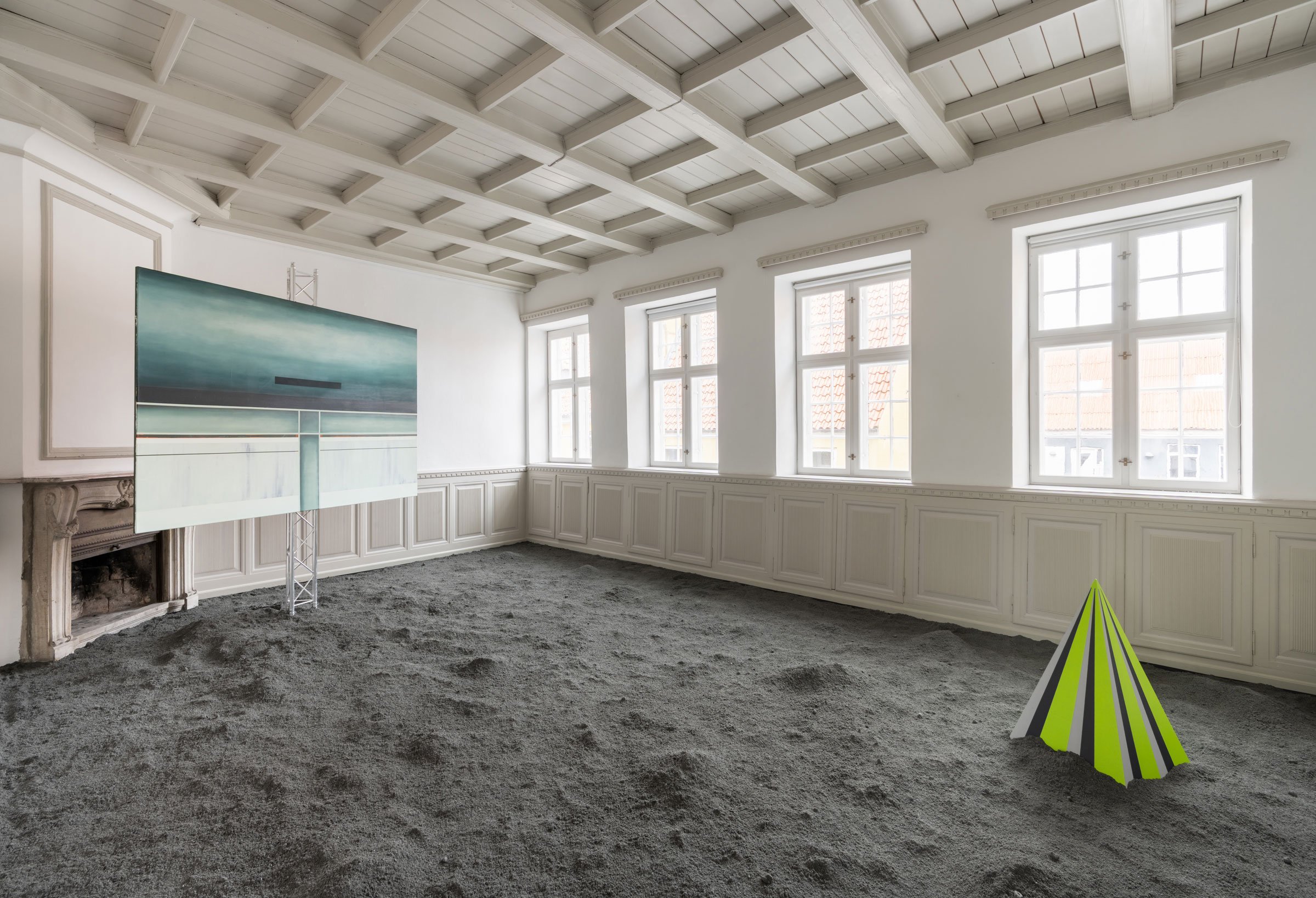 Asmund Havsteen-Mikkelsen: ruminstallation med stenmel, alu-truss, oliemaleriet <i>Extinction</i> og
pyramideskulptur, var. dimensioner, 2026. Foto: David Stjernholm.