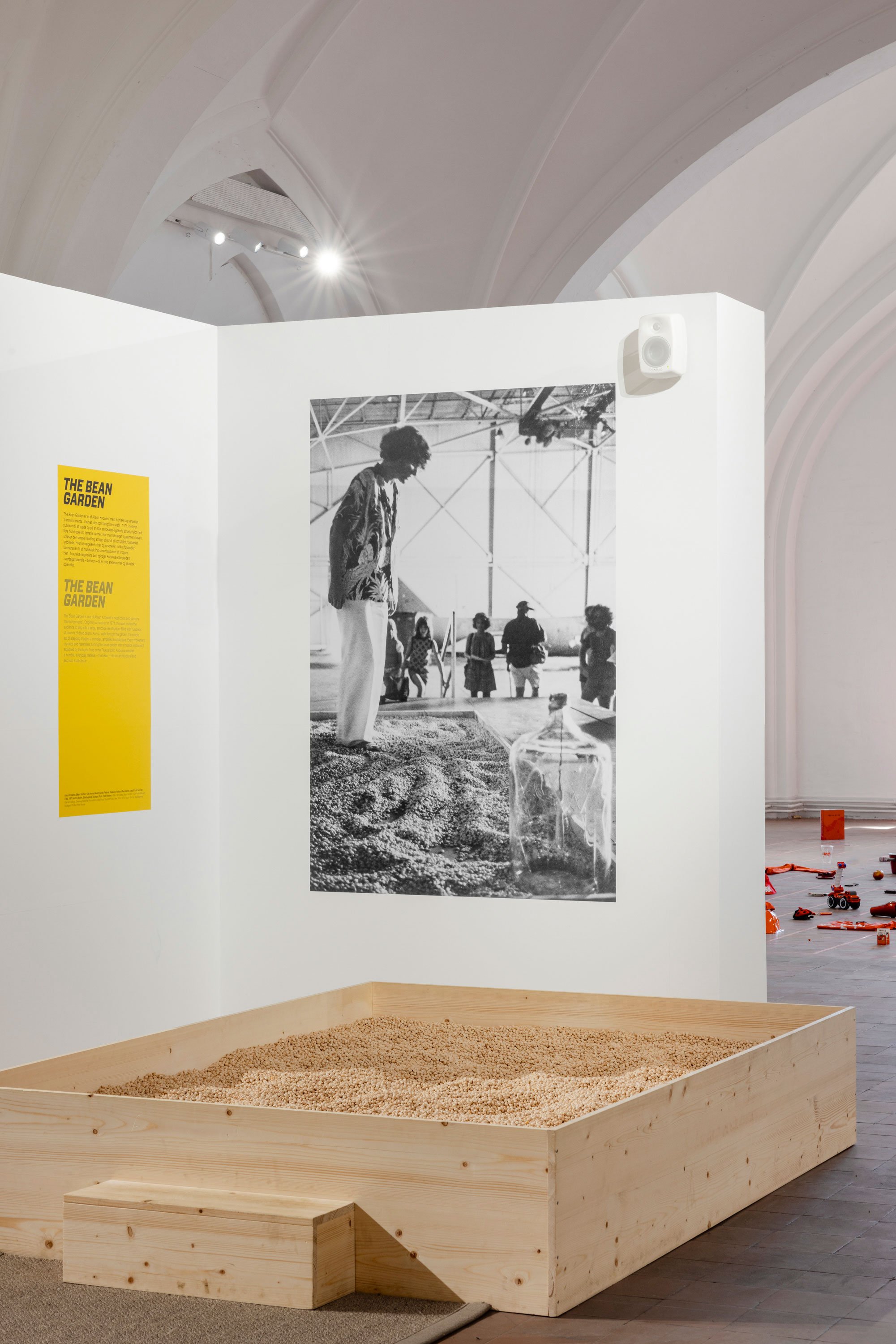 View fra udstillingen <i>Alison Knowles: Retrospektiv 1960-2022</i>. Foto: Mads Holm.