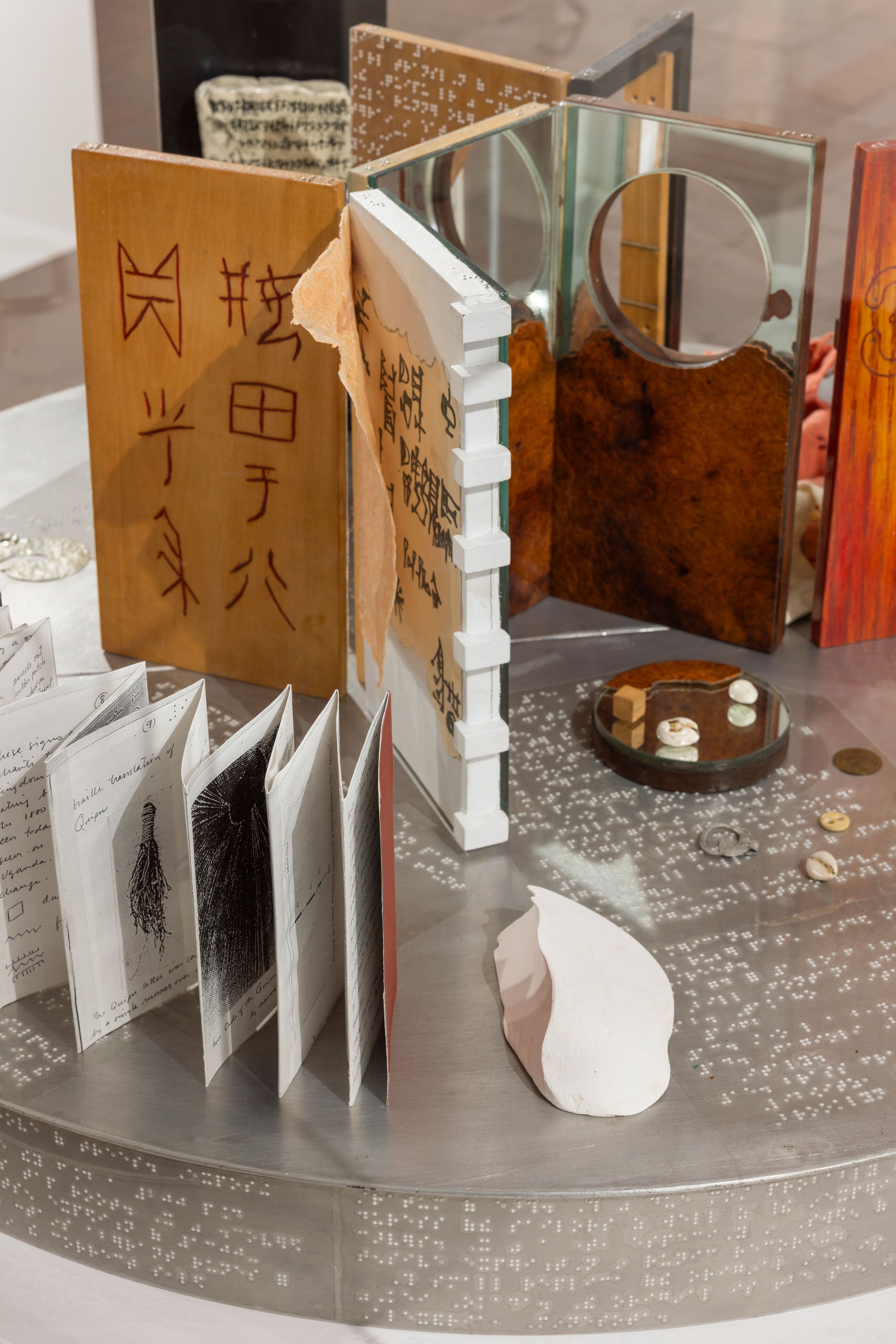 View fra udstillingen <i>Alison Knowles: Retrospektiv 1960-2022</i>. Foto: Mads Holm.