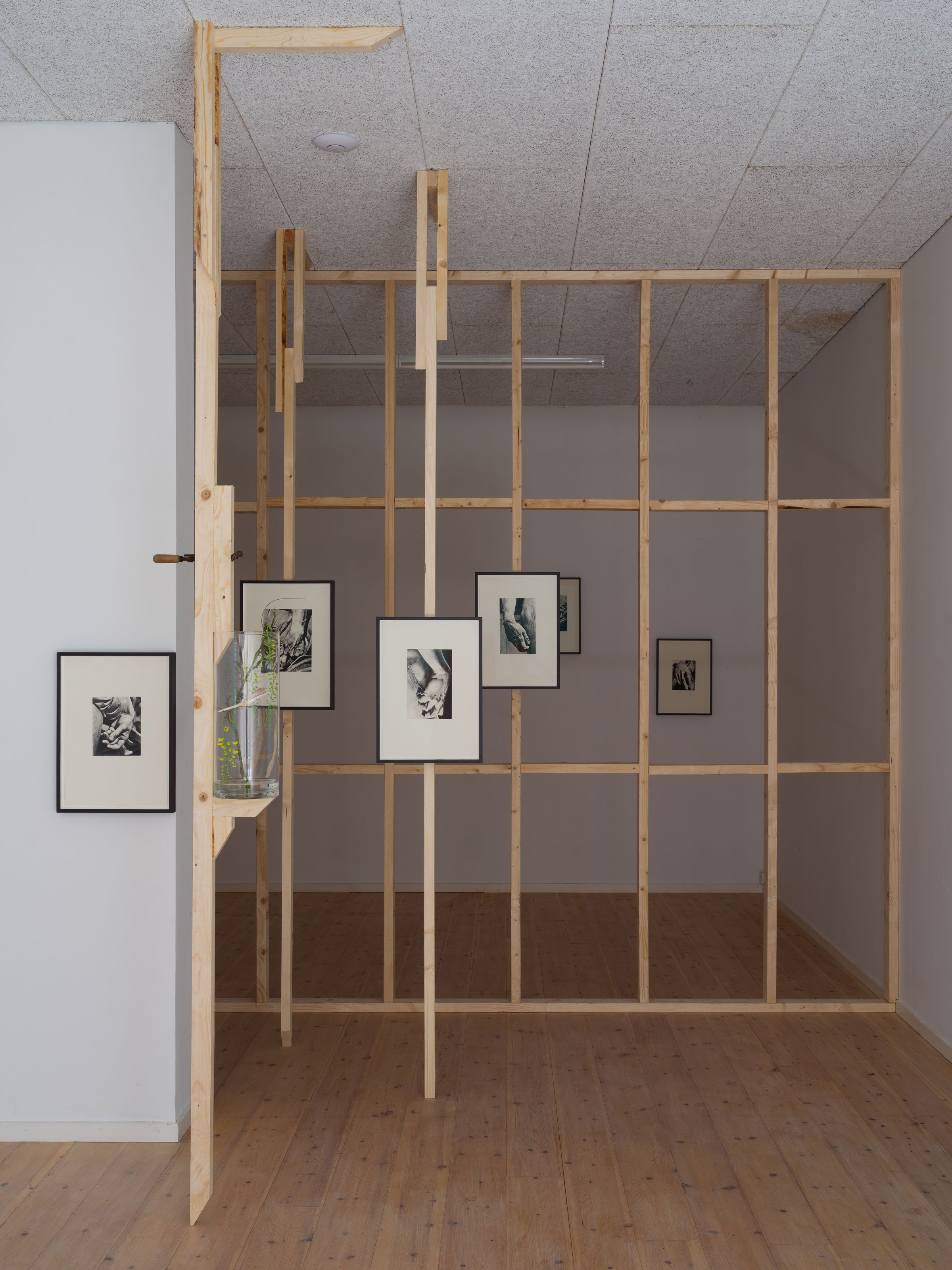 View fra udstillingen <i>All that prevents you from leaving, all that is your enemy</i> af Danh Vo. Foto: Nick Ash.