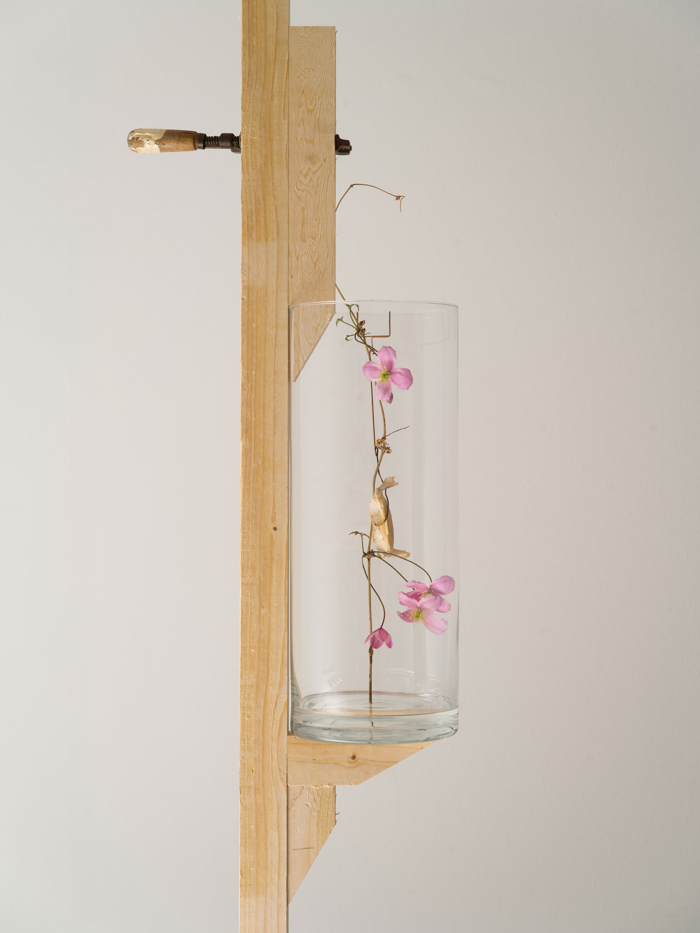 View fra udstillingen <i>All that prevents you from leaving, all that is your enemy</i> af Danh Vo. Foto: Nick Ash.