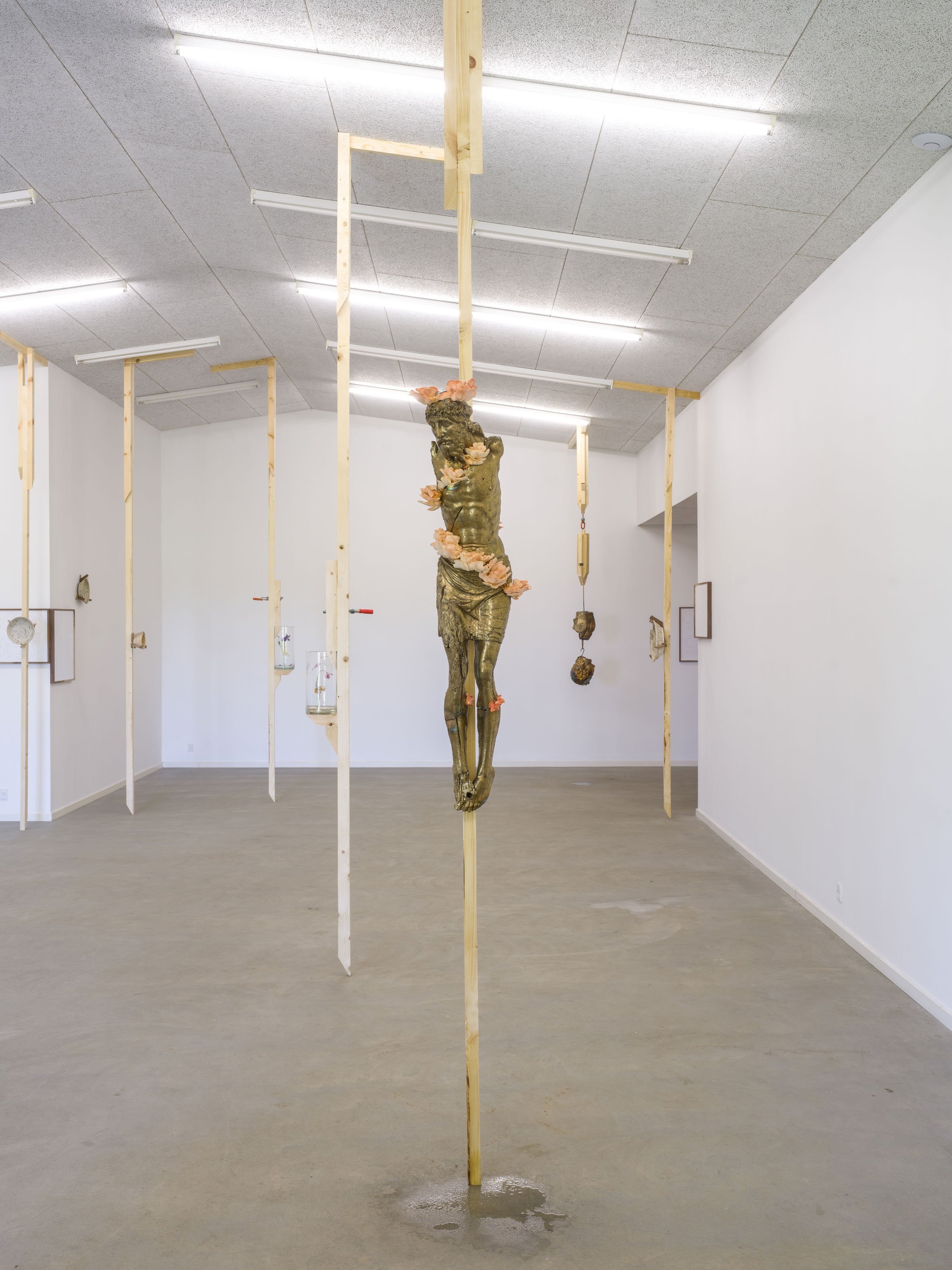 View fra udstillingen <i>All that prevents you from leaving, all that is your enemy</i> af Danh Vo. Foto: Nick Ash.