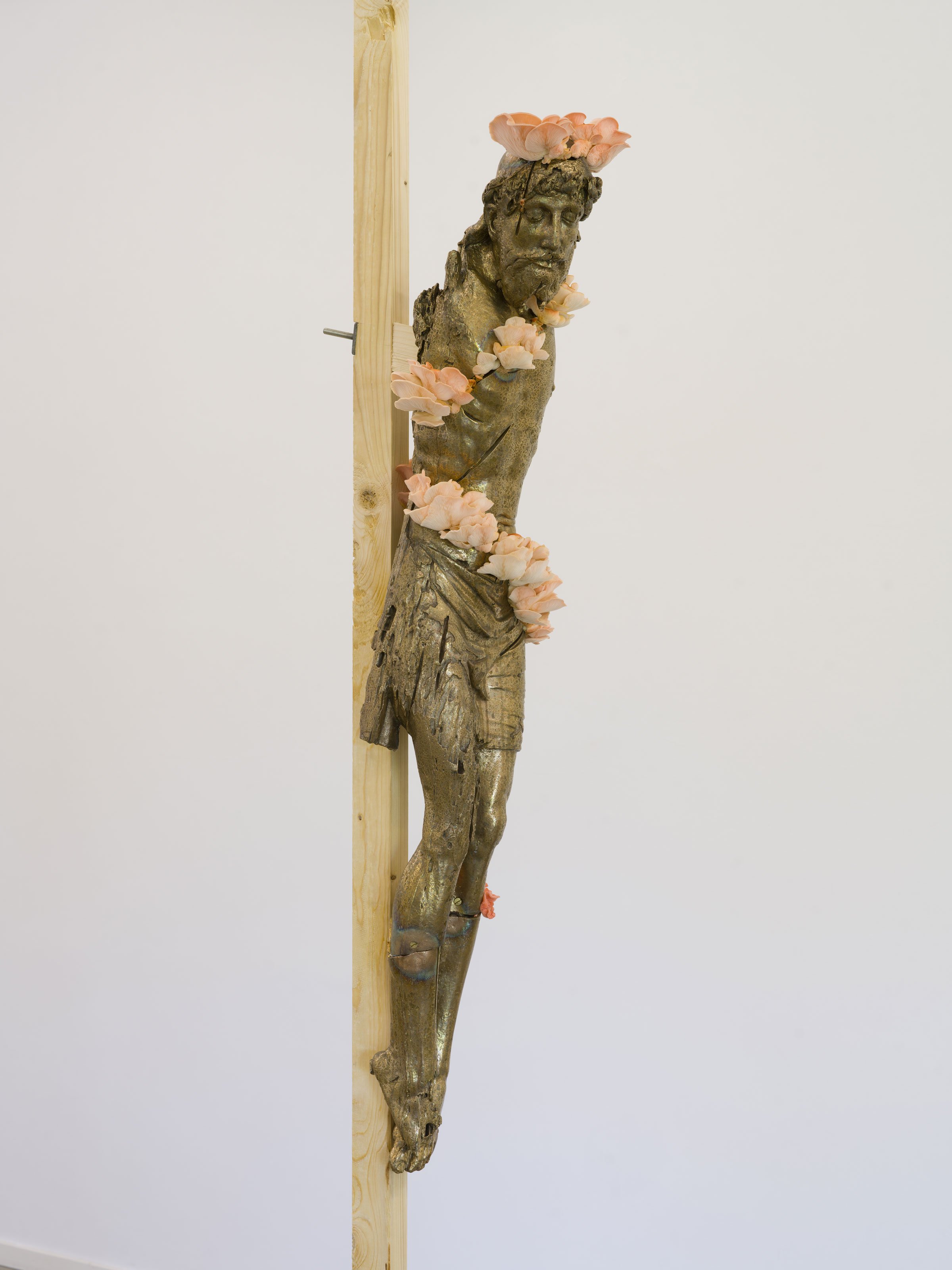 View fra udstillingen <i>All that prevents you from leaving, all that is your enemy</i> af Danh Vo. Foto: Nick Ash.