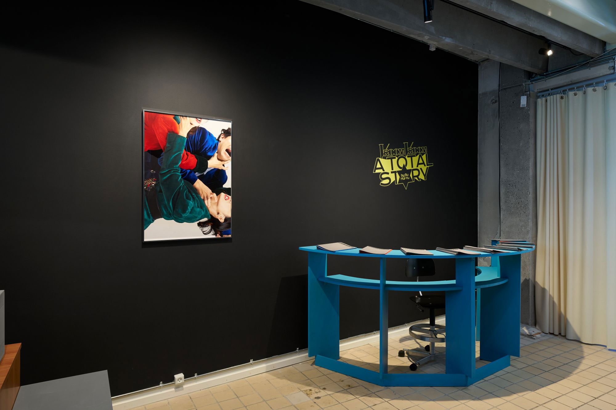 <i>Vroom Vroom: A Total Story by Su Hui -Yu</i>, installationsview, 2026, Room Room, København. Foto: Brian Kure .