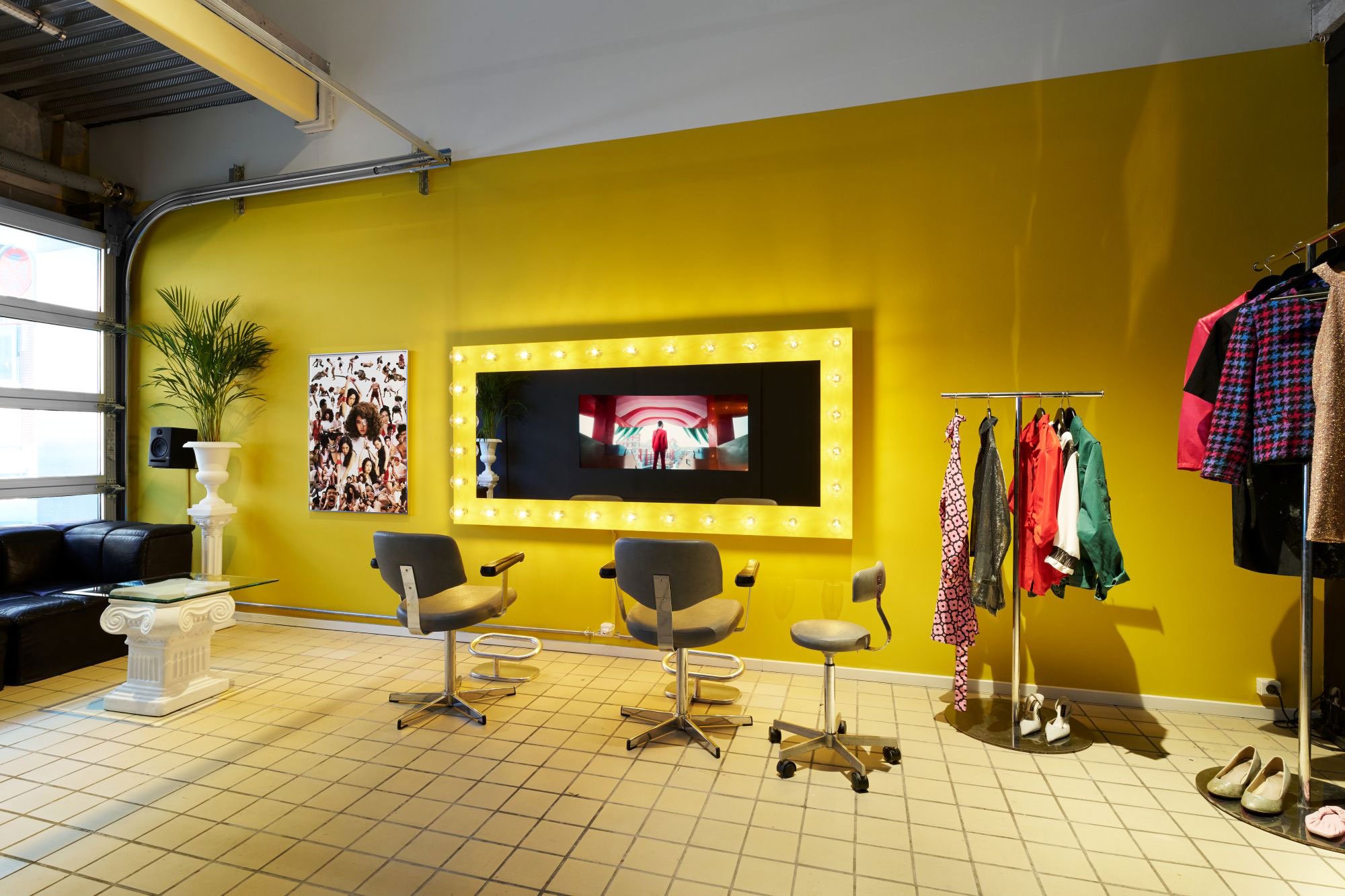 <i>Vroom Vroom: A Total Story by Su Hui -Yu</i>, installationsview, 2026, Room Room, København. Foto: Brian Kure .