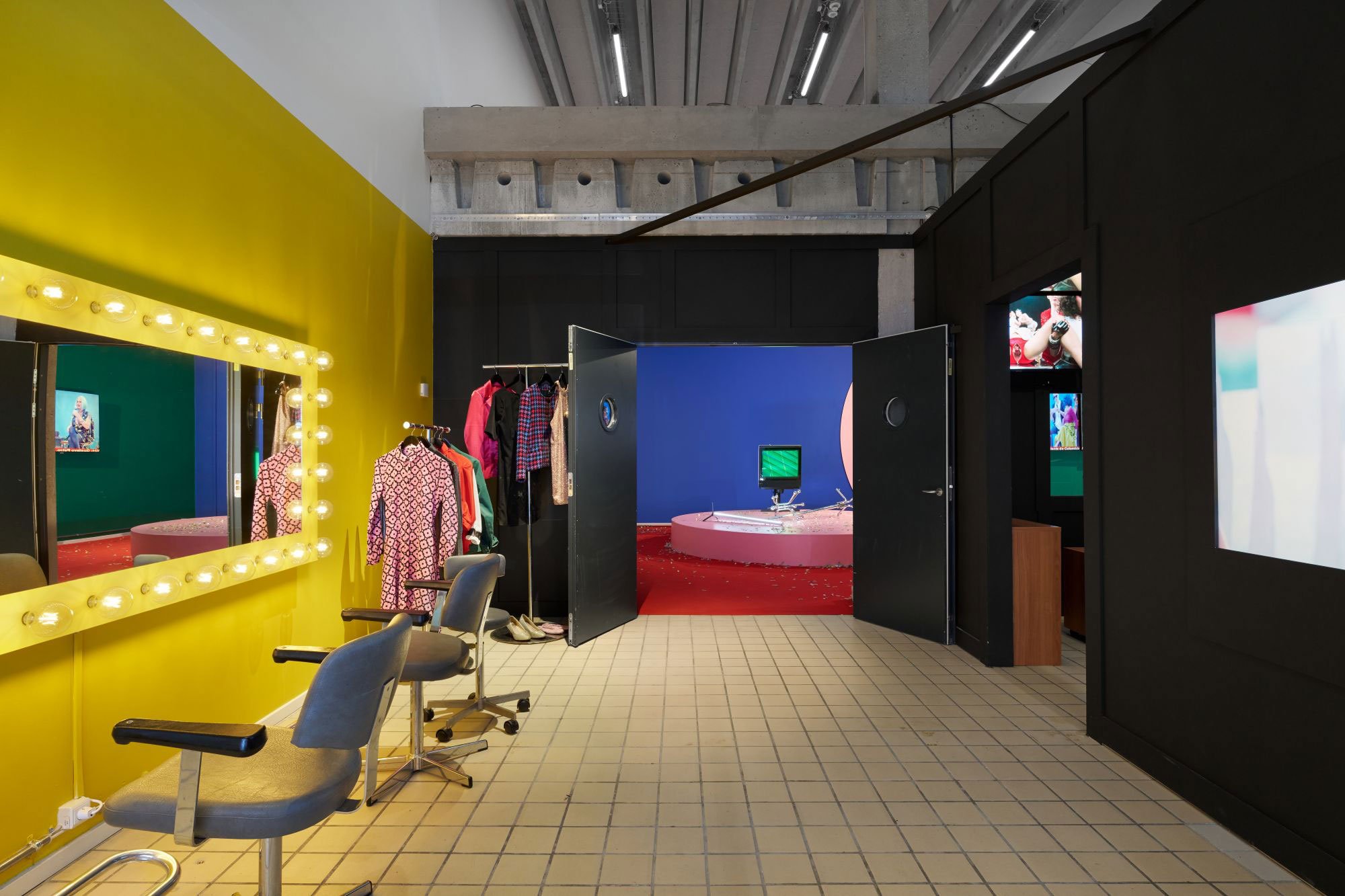 <i>Vroom Vroom: A Total Story by Su Hui -Yu</i>, installationsview, 2026, Room Room, København. Foto: Brian Kure .