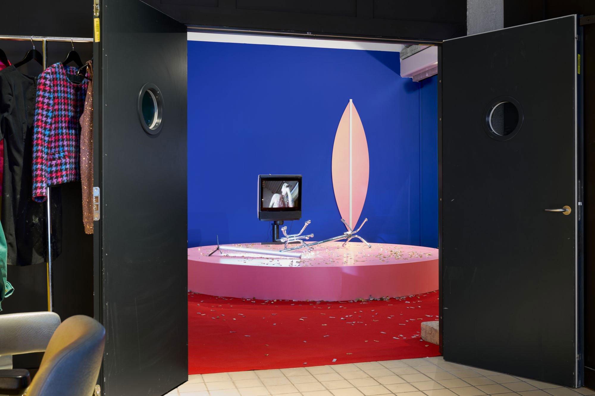 <i>Vroom Vroom: A Total Story by Su Hui -Yu</i>, installationsview, 2026, Room Room, København. Foto: Brian Kure .