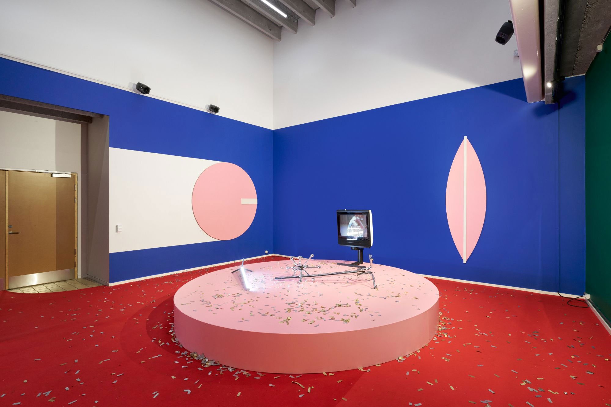 <i>Vroom Vroom: A Total Story by Su Hui -Yu</i>, installationsview, 2026, Room Room, København. Foto: Brian Kure .