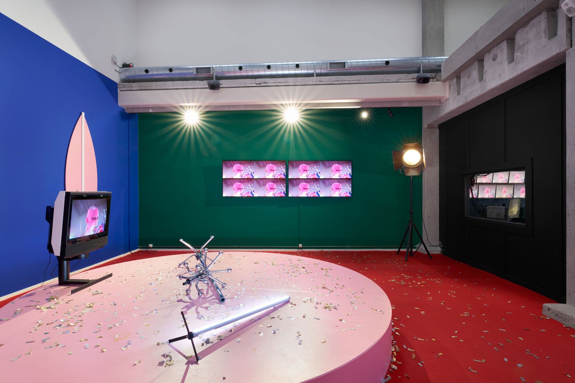 <i>Vroom Vroom: A Total Story by Su Hui -Yu</i>, installationsview, 2026, Room Room, København. Foto: Brian Kure .