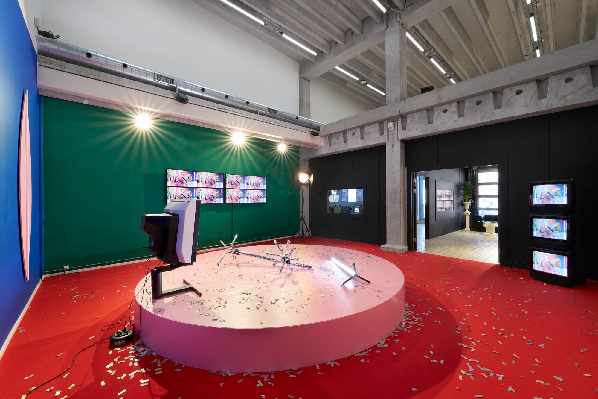 <i>Vroom Vroom: A Total Story by Su Hui -Yu</i>, installationsview, 2026, Room Room, København. Foto: Brian Kure .