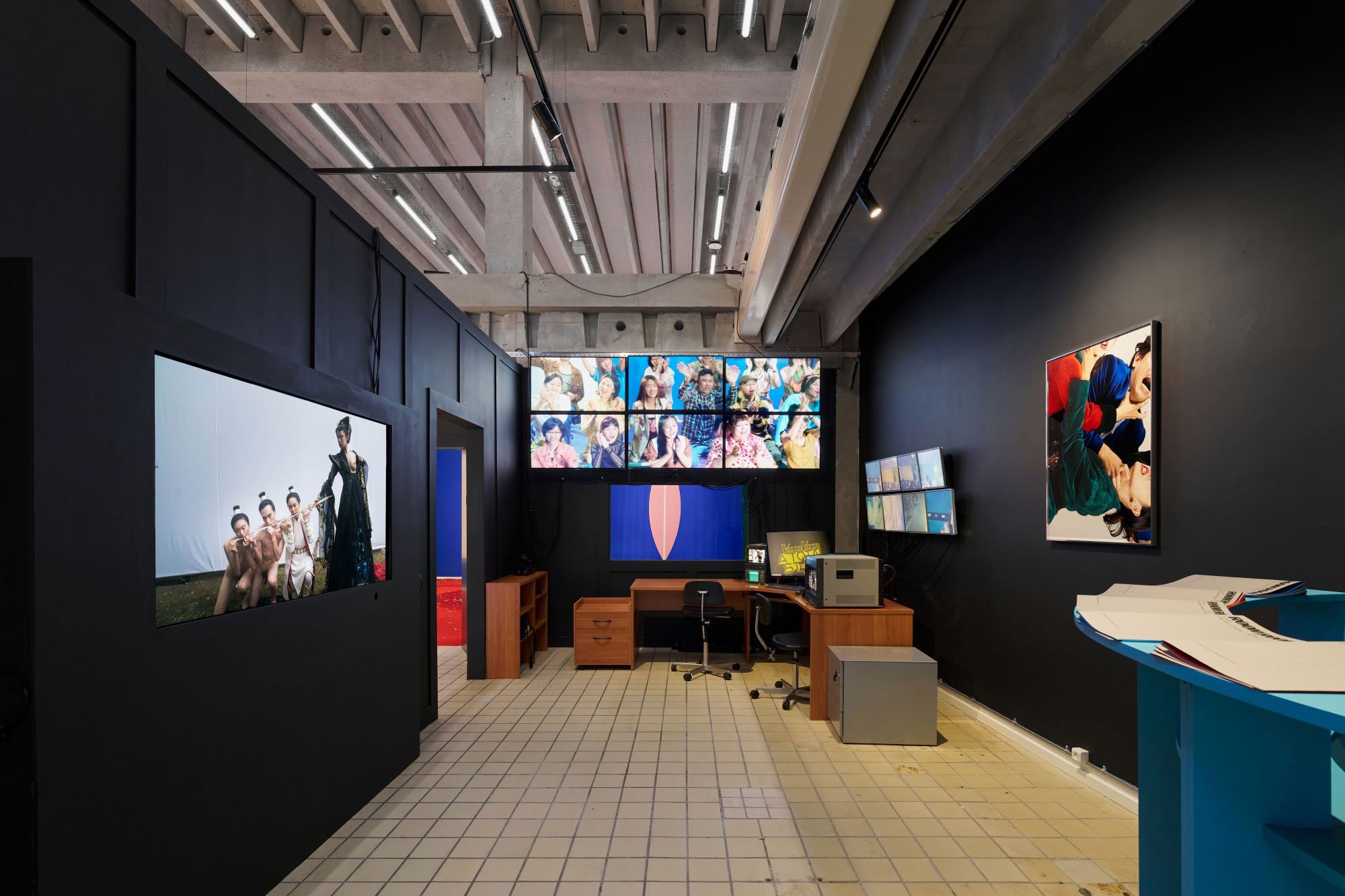 <i>Vroom Vroom: A Total Story by Su Hui -Yu</i>, installationsview, 2026, Room Room, København. Foto: Brian Kure .