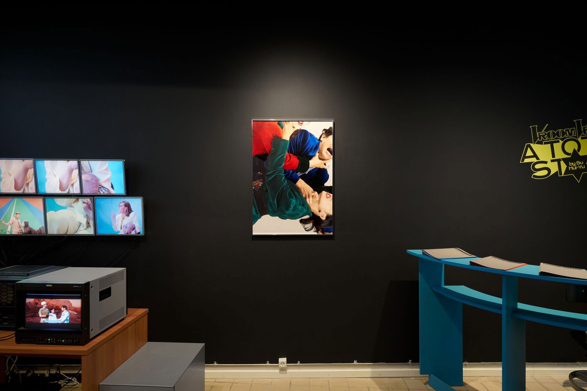 <i>Vroom Vroom: A Total Story by Su Hui -Yu</i>, installationsview, 2026, Room Room, København. Foto: Brian Kure .